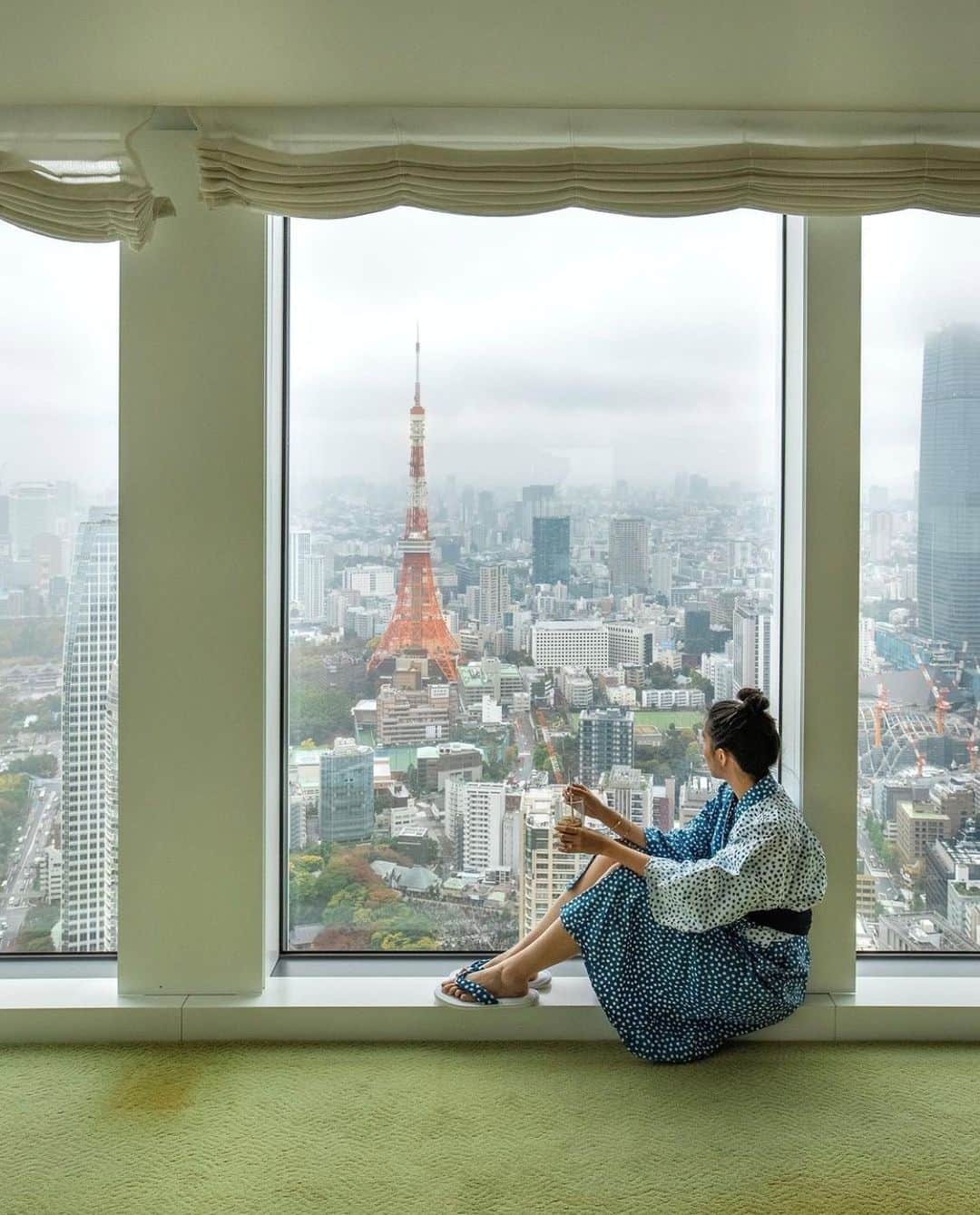 Andaz Tokyo アンダーズ 東京さんのインスタグラム写真 - (Andaz Tokyo アンダーズ 東京Instagram)「梅雨入りを予感させるどんよりとしたお天気🌧☂️こんな日は美しい景色を眺めながら、一日浴衣姿でのんびり過ごすのも良いものですね👘  The rainy season is starting in Tokyo 🌧☂️ Is the perfect time to relax indoor, wear the yukata and admire the spectacular views of the city. 👘  Photo by @samishome   #andaztokyo #アンダーズ東京 #andaz #東京ホテル #ラグジュアリーホテル #虎ノ門ヒルズ #ステイケーション #ライフスタイルホテル #tokyohotel #luxuryhotels #japanhotel #tokyotower, #yukata #浴衣 #浴衣女子 #tokyotower #東京タワー #staycation #雨の日 #雨の日コーデ」5月29日 18時14分 - andaztokyo