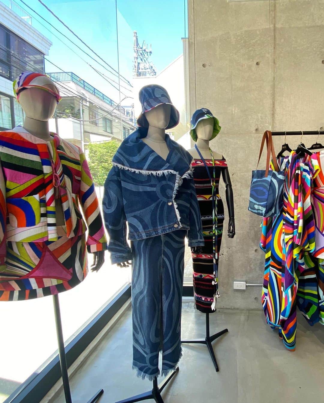 藤澤恵麻さんのインスタグラム写真 - (藤澤恵麻Instagram)「⁡ ⁡ PUCCIの2023 summerコレクション プレスプレビューに伺いました。 ⁡ お洋服も小物もPUCCIの豊かなプリントの世界が広がっていて、とても楽しく見させていただきました。 ⁡ PUCCIの特徴的な柄がデニムに施されたラインが新鮮で、ジャケットを羽織りましたが可愛かったです。 黒のセットアップもディテールがお洒落ですごく惹かれました。 ⁡ 会場ではフィレンツェで行われたショーの様子も流れていて、そちらもとても素敵でした。 ⁡ ⁡ #恵麻 #ema #PUCCI #展示会 #夏 #ファッション」5月29日 18時15分 - ema_fujisawa_official