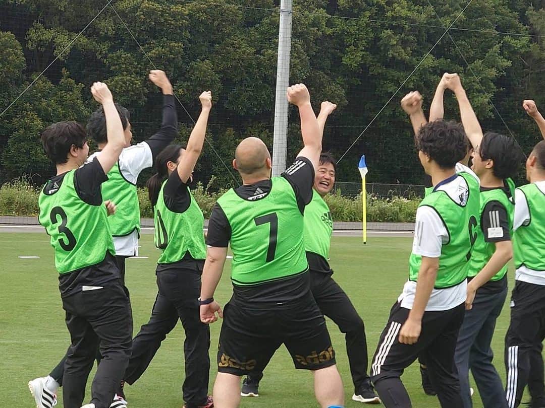 播戸竜二さんのインスタグラム写真 - (播戸竜二Instagram)「『ウォーキングフットボール⚽️』 ・ @japanfootballassociation  ・ 日本サッカー協会（JFA）とパートナー企業の皆さまとウォーキングフットボールをやって仲良くなろう！というイベントが夢フィールドでありました！ ・ いいイベントでした！日本サッカー協会を応援してくれているパートナーの方々と接点があまりなかったので、こうやって一緒にボールを蹴ると一瞬で仲良くなります！（笑） ・ ウォーキングフットボールは、走ってはいけなサッカー、ボールを奪いにいかないサッカーなので、老若男女、初心者でも楽しめます！ ・ 一緒のチームは、ANAさん、ディズニーさん、KDDIさん、アディダスさん、電通さん、ADKさんと、普段からお世話になっている方々でした！ ・ ※宮本恒靖JFA専務理事 @tsuneyasumiyamoto_official  ※福西崇史さん @takashi_fukunishi  ※坪井慶介さん @keisuke_tsuboi0916  ※海堀あゆみさん ※原菜摘子さん @natuko_hara  ・ みんなでそれぞれのチームに入って対戦しました！ ・ 専務理事は本気で勝ちに来ていましたが、チームおばんざいの勝利でした！（笑） ・ こうやってパートナーとの繋がりを強くして、みんなでサッカー界を盛り上げていきましょう！！ ・ ・ #JFA #日本サッカー協会 #ウォーキングフットボール #ゴール後はみんなで一緒のパフォーマンスをする #おばんざーい✊」5月29日 18時15分 - ryuji_bando