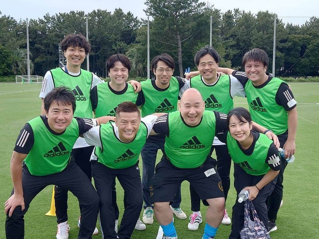 播戸竜二さんのインスタグラム写真 - (播戸竜二Instagram)「『ウォーキングフットボール⚽️』 ・ @japanfootballassociation  ・ 日本サッカー協会（JFA）とパートナー企業の皆さまとウォーキングフットボールをやって仲良くなろう！というイベントが夢フィールドでありました！ ・ いいイベントでした！日本サッカー協会を応援してくれているパートナーの方々と接点があまりなかったので、こうやって一緒にボールを蹴ると一瞬で仲良くなります！（笑） ・ ウォーキングフットボールは、走ってはいけなサッカー、ボールを奪いにいかないサッカーなので、老若男女、初心者でも楽しめます！ ・ 一緒のチームは、ANAさん、ディズニーさん、KDDIさん、アディダスさん、電通さん、ADKさんと、普段からお世話になっている方々でした！ ・ ※宮本恒靖JFA専務理事 @tsuneyasumiyamoto_official  ※福西崇史さん @takashi_fukunishi  ※坪井慶介さん @keisuke_tsuboi0916  ※海堀あゆみさん ※原菜摘子さん @natuko_hara  ・ みんなでそれぞれのチームに入って対戦しました！ ・ 専務理事は本気で勝ちに来ていましたが、チームおばんざいの勝利でした！（笑） ・ こうやってパートナーとの繋がりを強くして、みんなでサッカー界を盛り上げていきましょう！！ ・ ・ #JFA #日本サッカー協会 #ウォーキングフットボール #ゴール後はみんなで一緒のパフォーマンスをする #おばんざーい✊」5月29日 18時15分 - ryuji_bando