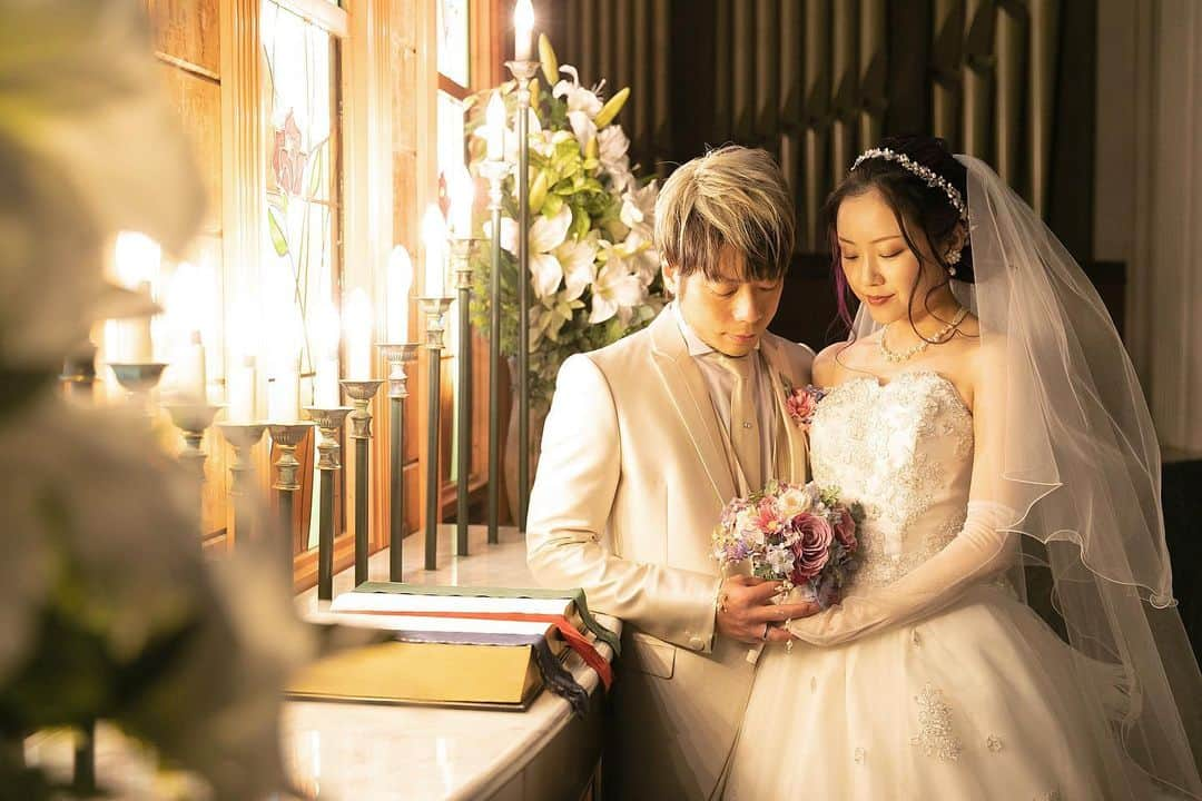 ラ セーヌ マリアージュ四日市のインスタグラム：「・ アフターブーケのお話💐  結婚式当日、新婦様にお持ちいただいているブーケ。  そのまま枯れてしまうのは少しさみしいですよね。  本日は、思い出のブーケを保存する！？ アフタブーケをご紹介させていただきます！！！  □アフターブーケとは❔  結婚式で使ったブーケを長期的に残せるよう加工したもののことです。  枯れないように加工したお花を、額縁やガラスの中に入れて保存します✨  思い出の品を、ご自宅に飾るのはいかがでしょうか？  たくさん種類もございますので、スタッフよりしっかりご案内させていただきます💭  お気軽にご相談くださいませ。  #ラセーヌマリアージュ四日市 #マリアージュウェディング   #三重平安閣 #三重平安閣グループ #平安閣#披露宴#結婚式 #チャペル#ウエディングドレス #photo#chapel #wedding#bridal #2023秋婚#2023冬婚 #2024春婚#2024夏婚#2024秋婚 #ブライダルフェア #海外wedding #フォト婚#ウエディングフォト#東海プレ花嫁 #プレ花嫁#四日市結婚式場#四日市結婚式場ならマリアージュ  #四日市フォトウェディング#四日市フォトスタジオ」