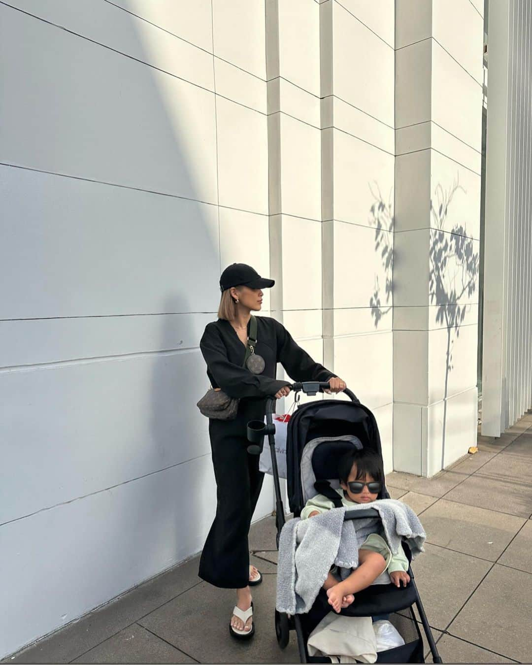 Mのインスタグラム：「久しぶりのGROVE🇺🇸 子連れには助かるショッピングモール🛍️ 電車が走ってたり、噴水があったり子供も一緒楽しめるよ✨ @room306contemporary のオールインワンは 妊婦でも着れて大助かりで今回の旅行でも大活躍🔥🔥  #アメリカ旅行#ロサンゼルス旅行#ロサンゼルス観光#子連れ海外旅行#子連れ海外#1歳海外デビュー#gw旅行#ゴールデンウィーク旅行#子連れ旅行#旅行が好き#海外旅行#子連れ飛行機#マタニティコーデ#マタニティ記録#妊婦コーデ#男の子ママ#女の子ママ#令和5年8月出産予定#時差ボケ問題#子連れ海外旅行レポ#第2子妊娠中#家族旅行#家族海外旅行#マタニティファッション#ママコーデ#ママコーデファッション#ママコーデプチプラ#ママコーデカジュアルコーデ」