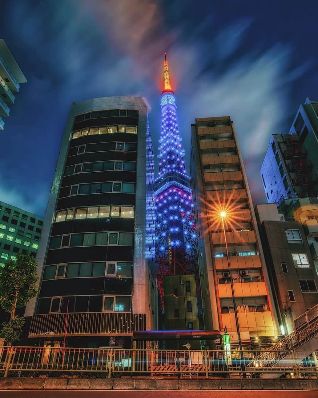 東京タワーさんのインスタグラム写真 - (東京タワーInstagram)「. 本日、月曜日は インフィニティ・ダイヤモンドヴェールの レギュラーライトアップ✨   5月の色、空色（Sky Blue）の 最終日です！   今日はあいにくのお天気ですが、 雨の中で輝くダイヤモンドヴェールも 良いものですよ。   20時〜22時に点灯しておりますので 是非、お近くにいる方はご覧ください！   本日は、Your Tokyo Tower🗼から @hamasan82 さんのお写真をご紹介！   天候や時間によって 様々な表情を見せる東京タワー。 同じ空色でも、これまでの写真とは違った 妖艶な雰囲気を醸し出していますね！   雨の中で輝く 今日のライトアップも楽しみです♪   素敵なお写真ありがとうございました😊    --------------------------------  【 お知らせ 】  # your_tokyotowerで あなたの東京タワー🗼をリポスト！  皆様からの投稿どしどしお待ちしております！ （@tokyotower_official のタグ付けもよろしくね🖐）  詳細はプロフィールにある 固定されたフィード投稿から↓ @tokyotower_official  --------------------------------  #tokyotower #tokyotower🗼  #東京タワー #東京タワー🗼  #ライトアップ #lightup」5月29日 18時26分 - tokyotower_official