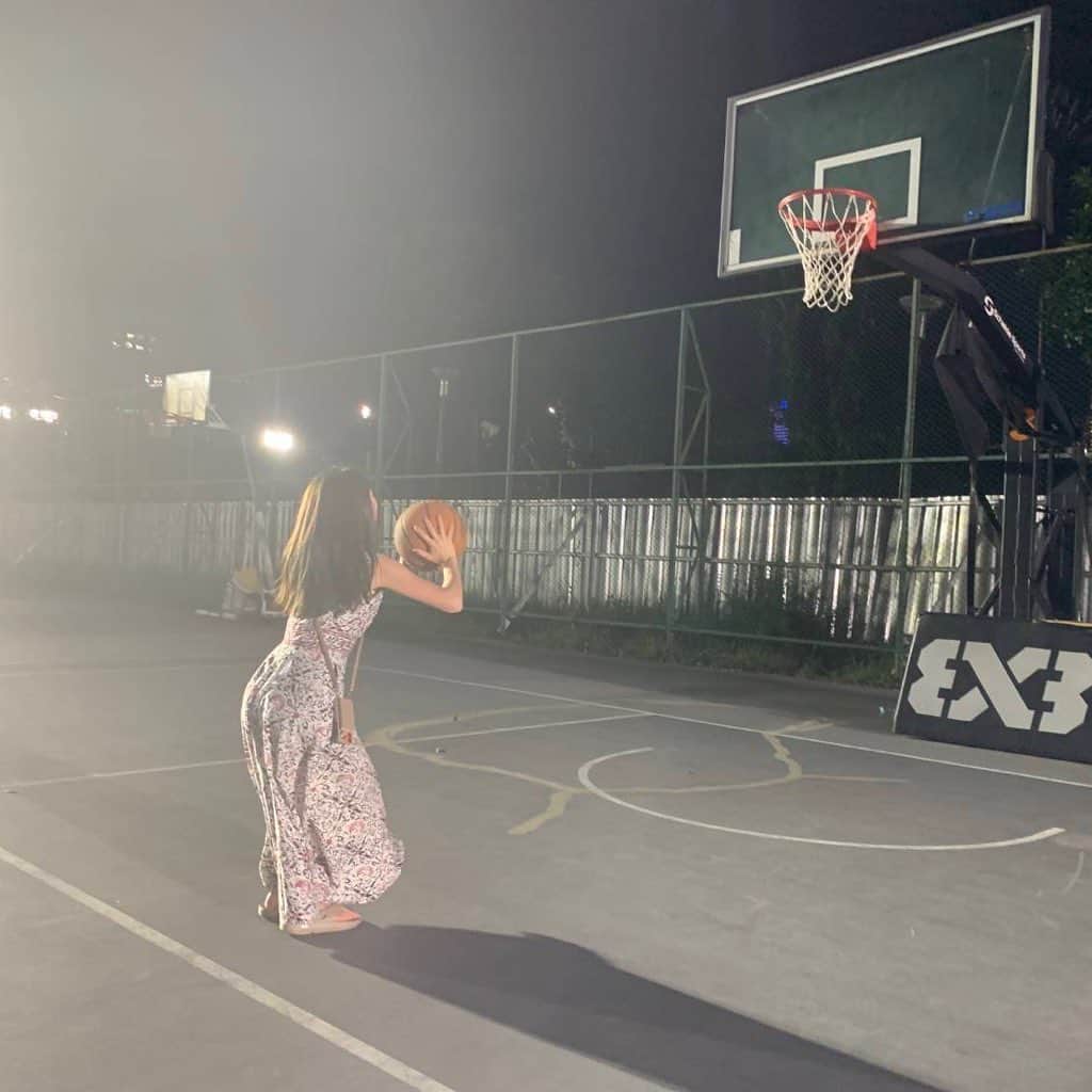 坂本奈津美さんのインスタグラム写真 - (坂本奈津美Instagram)「夜風が気持ち良かった5月の夜😌🍃  いつもと違う時間帯に外に出ると、気温も空気のにおいも変わって新鮮✨  #jalanjalan #basketball #gbk #jakarta #indonesia #🏀 #夜のお散歩」5月29日 18時21分 - sakamoto_natsumi