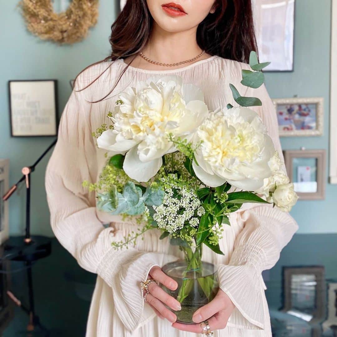 のインスタグラム：「𑁍 ˚‧   お花は私にとって生活に潤いを与えてくれる存在✧︎ バルコニーでお花を育てたり お部屋の中もできるだけ生花を絶やさないようにしています☺︎  今回 @flowr_is の存在を知って とってもいいサービスだったのでご紹介♡ @flowr_is はロスを出さないことで その分たっぷりボリュームのお花達を お得な価格で届けてくれるアプリサービス☺︎  私が今回購入した大輪の芍薬が含まれているブーケがなんと¥2,200なの😳 お店で買ったらめちゃめちゃ高いと思う！ しかもラインナップがオシャレで 眺めているだけでも幸せ♡ 後、クール宅急便で配達してくれるから 贈り物にもいいよね💐 父の日に使おうかなと目論見中👀  観葉植物とかも販売していて 前に失敗しちゃった多肉ちゃんを お迎えしようと思っています⑅︎◡̈︎*   10%offになる招待コードがあるので使って下さいね→ACX5 . . . . . .#ロスレスブーケ #ブーケ #お花 #お花のある暮らし #flowerのある暮らし #flowers #お花好きな人と繋がりたい #癒し #プレゼント #父の日プレゼント #ホワイトブーケ #greenのある暮らし #ママライフ #locari #ブーケショットチャレンジ」