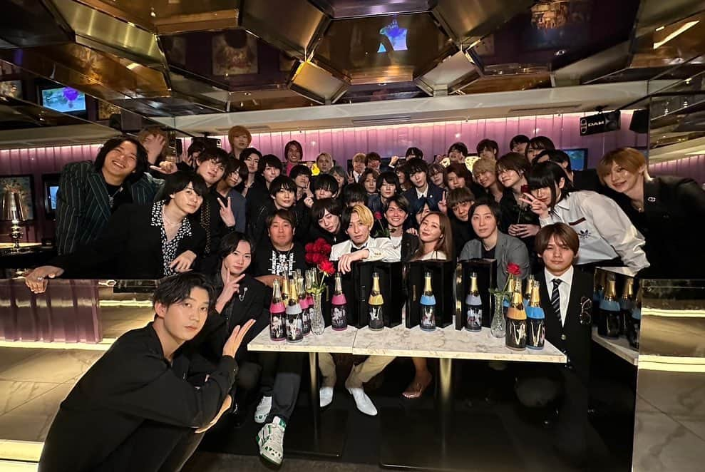 Hikaru（ヒカル）さんのインスタグラム写真 - (Hikaru（ヒカル）Instagram)「32歳の誕生日をホスト中に迎えました たくさんの方に囲まれてお祝いして頂けて幸せです SNSにもお祝いのツイートとかメッセージがたくさん届いていて昨日の余韻に浸りながら読ませてもらっています  YouTubeを通じてこれだけ多くの方と繋がれたことが1番の財産でこの日々をずっと継続していくことが僕の幸せです  本当にいつもありがとうございます そして32歳のヒカルも変わらずよろしくお願いします  歳とっても心は若くまだまだ挑戦し続けるつもりです  ちなみに誕生日はホスト終わって深夜2時くらいに帰宅してからメンバーと王将食べながらプレステ2のゲームを朝の7時までしてました そして今起きてこれからYouTube撮影です  これが今の僕にとっての最高の誕生日の過ごし方です  みんなに楽しんでもらえるいい動画撮ってきます！  最後に改めて幸せな誕生日にしてくれてありがとうございました🙇‍♂️」5月29日 18時22分 - tadanokarisuma