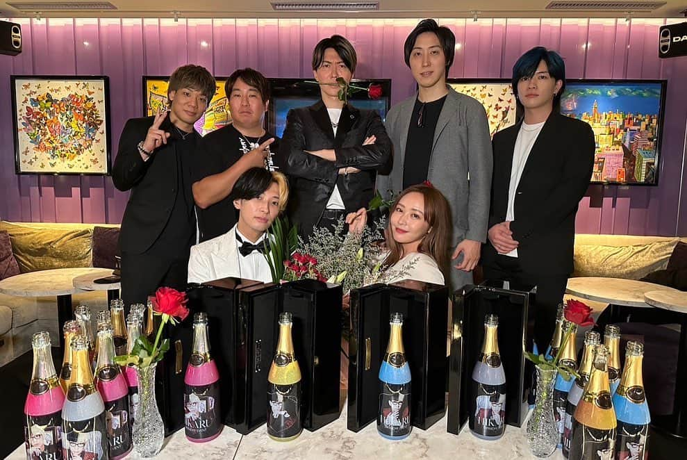 Hikaru（ヒカル）さんのインスタグラム写真 - (Hikaru（ヒカル）Instagram)「32歳の誕生日をホスト中に迎えました たくさんの方に囲まれてお祝いして頂けて幸せです SNSにもお祝いのツイートとかメッセージがたくさん届いていて昨日の余韻に浸りながら読ませてもらっています  YouTubeを通じてこれだけ多くの方と繋がれたことが1番の財産でこの日々をずっと継続していくことが僕の幸せです  本当にいつもありがとうございます そして32歳のヒカルも変わらずよろしくお願いします  歳とっても心は若くまだまだ挑戦し続けるつもりです  ちなみに誕生日はホスト終わって深夜2時くらいに帰宅してからメンバーと王将食べながらプレステ2のゲームを朝の7時までしてました そして今起きてこれからYouTube撮影です  これが今の僕にとっての最高の誕生日の過ごし方です  みんなに楽しんでもらえるいい動画撮ってきます！  最後に改めて幸せな誕生日にしてくれてありがとうございました🙇‍♂️」5月29日 18時22分 - tadanokarisuma