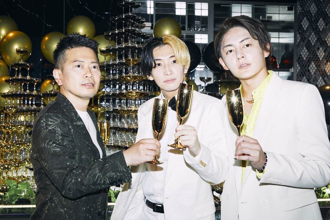 Hikaru（ヒカル）さんのインスタグラム写真 - (Hikaru（ヒカル）Instagram)「32歳の誕生日をホスト中に迎えました たくさんの方に囲まれてお祝いして頂けて幸せです SNSにもお祝いのツイートとかメッセージがたくさん届いていて昨日の余韻に浸りながら読ませてもらっています  YouTubeを通じてこれだけ多くの方と繋がれたことが1番の財産でこの日々をずっと継続していくことが僕の幸せです  本当にいつもありがとうございます そして32歳のヒカルも変わらずよろしくお願いします  歳とっても心は若くまだまだ挑戦し続けるつもりです  ちなみに誕生日はホスト終わって深夜2時くらいに帰宅してからメンバーと王将食べながらプレステ2のゲームを朝の7時までしてました そして今起きてこれからYouTube撮影です  これが今の僕にとっての最高の誕生日の過ごし方です  みんなに楽しんでもらえるいい動画撮ってきます！  最後に改めて幸せな誕生日にしてくれてありがとうございました🙇‍♂️」5月29日 18時22分 - tadanokarisuma