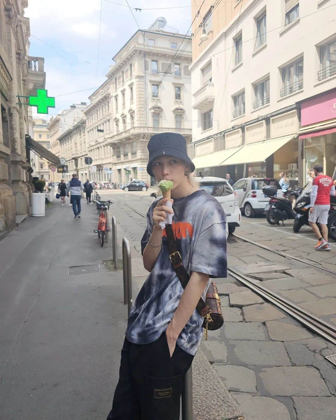 Stray Kidsさんのインスタグラム写真 - (Stray KidsInstagram)「💚🤍💛  #AD #felix #staywithme #louisvuitton」5月29日 18時23分 - realstraykids