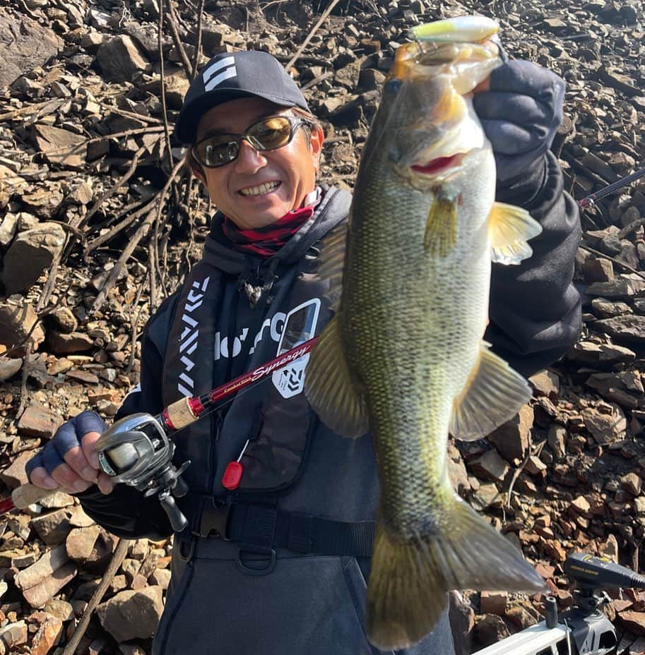 清水盛三のインスタグラム：「昨日YouTubeの方にBIGMAMA FISHING TVをアップしました！！ 写真は前回アップしたタフタイムの中でもムービングベイトを駆使して釣る方法的な感じでしたが、今回はその1日の流れの中で訪れるであろうマジックアワーをモノにするには的な感じです。 トライ＆エラーの中からその日訪れるマジックアワーをキャッチしてBigmammaをゲットして下さいね✌️ ◦ ◦ ◦ #bigmamafishingtv  #youtube  #モード #modo #msmodo #エックスオーバー #xover #エバーグリーン #evergreen #シナジー #synergy  #リッピンフィート #rippinfeet #ダイワ #daiwa #ジリオンsvtw  #zillionsvtw  #東レ #toray #東レモノフィラメント  #エクスレッドタイプns  #exthreadtypens  #ゼクー #zeque #devon #ベイトブレス  #モーターガイド #motorguide  #マーキュリー #mercury」