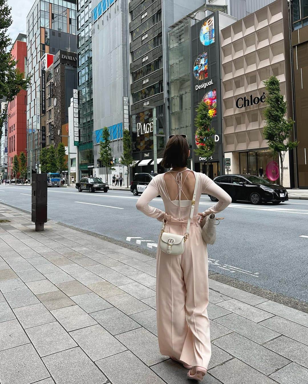 篠田麻里子のインスタグラム：「とある日の私服👚 背中開きのデザイン今年多くて可愛い🥰  急遽呼ばれたのでスッピンで銀ブラパフェした日🤣  tops @iena_jp  pants @rim.ark  bag @dior  shoes @shisei_shoes   ピンクな日✨  #夏服コーデ #ootd #ピンクコーデ」