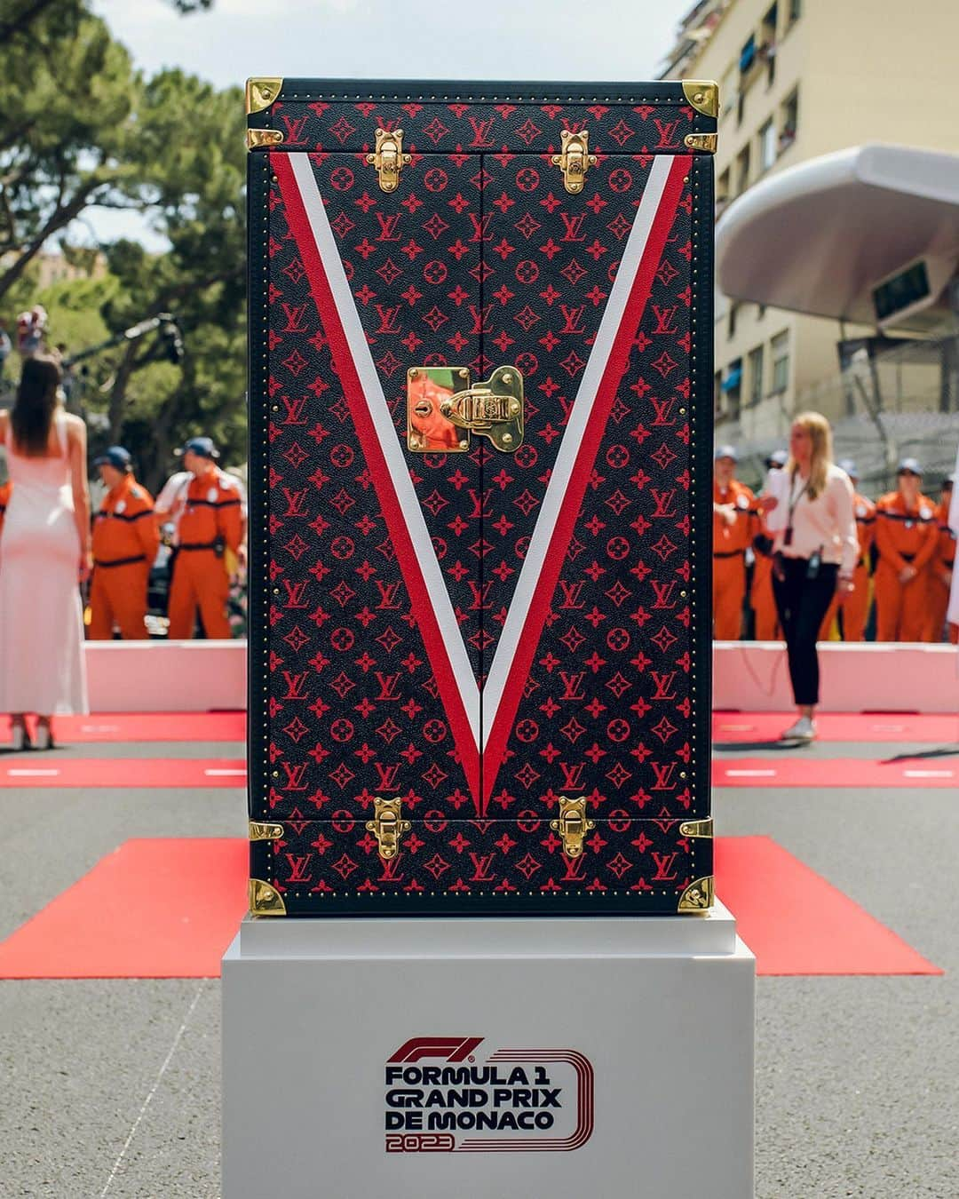 ルイ・ヴィトンさんのインスタグラム写真 - (ルイ・ヴィトンInstagram)「Victory travels in Louis Vuitton. The Formula 1 Grand Prix de Monaco™ Trophy was presented to #MaxVerstappen in a bespoke #LouisVuitton Travel Case, marking the third year of an ongoing partnership between the Maison and the #automobileclubmonaco. Learn about the trophy trunk via link in bio.   #MonacoGP」5月29日 18時28分 - louisvuitton