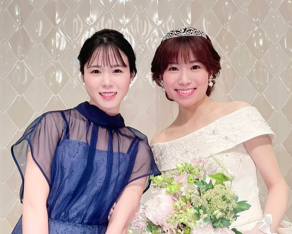 田中碧のインスタグラム：「【結婚式司会】 ⁡ 少し前に、桃子ちゃんの結婚披露宴の司会を させてもらいました💓 お互い司会しあえて嬉しかった〜☺️ 私のティアラもつけてくれたの👑 ⁡ 思いの丈はブログに綴ってます！ 本当におめでとう✨ ⁡ ⁡ #結婚式 #結婚式司会 #お呼ばれコーデ #結婚式コーデ #田中碧」