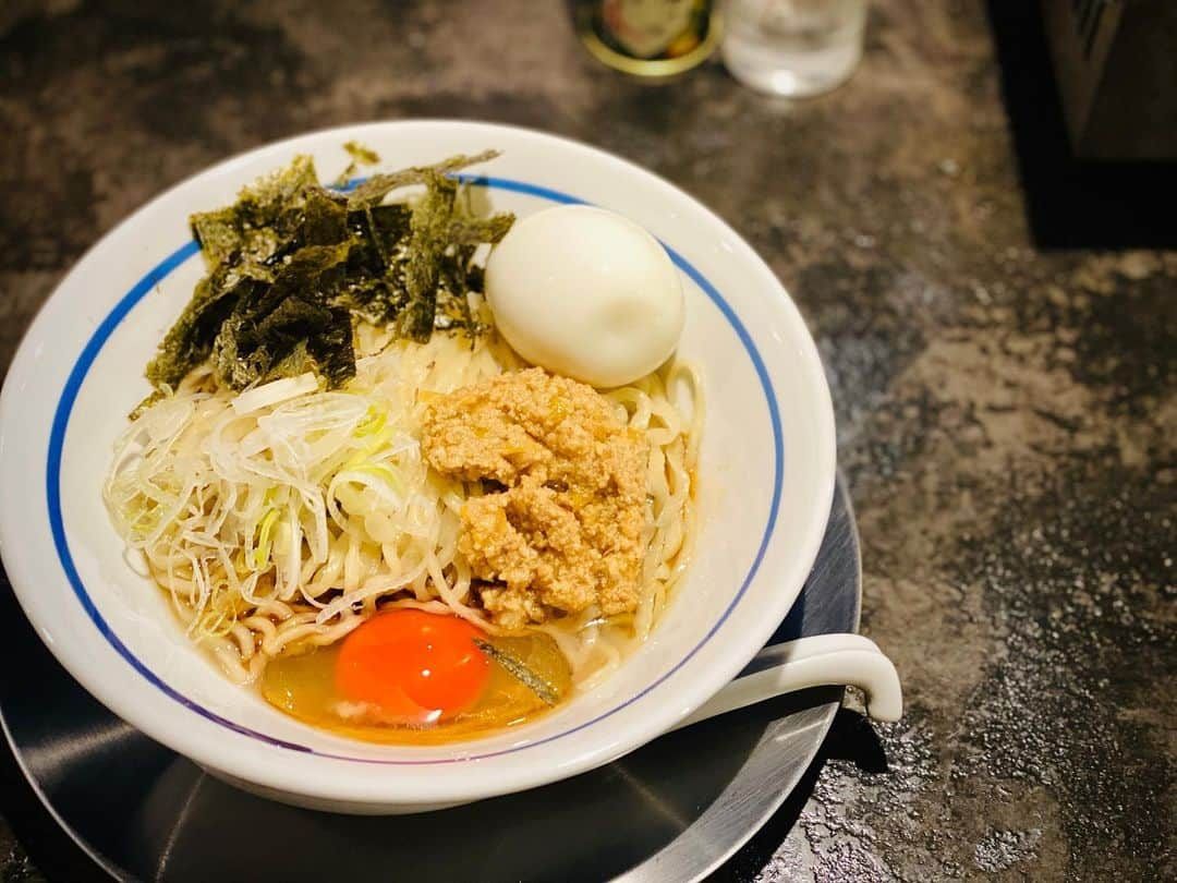 藤村晃輝さんのインスタグラム写真 - (藤村晃輝Instagram)「ここ最近、自分の中での キテるラーメン店🍜  大分市中央町の【中華そば まがり】 王道の中華そばも絶品なのですが、  今回は釜玉中華そばを注文。 これも凄まじき美味しさでした。  僭越ながら… 魚ごはんも頼みました。  よく考えたら、 卵めっちゃ食べてた😂  #大分市 #ラーメン #まがり  #大分グルメ #大分ランチ  #大分 #oita #藤村晃輝」5月29日 18時30分 - fujimura_koki_tos