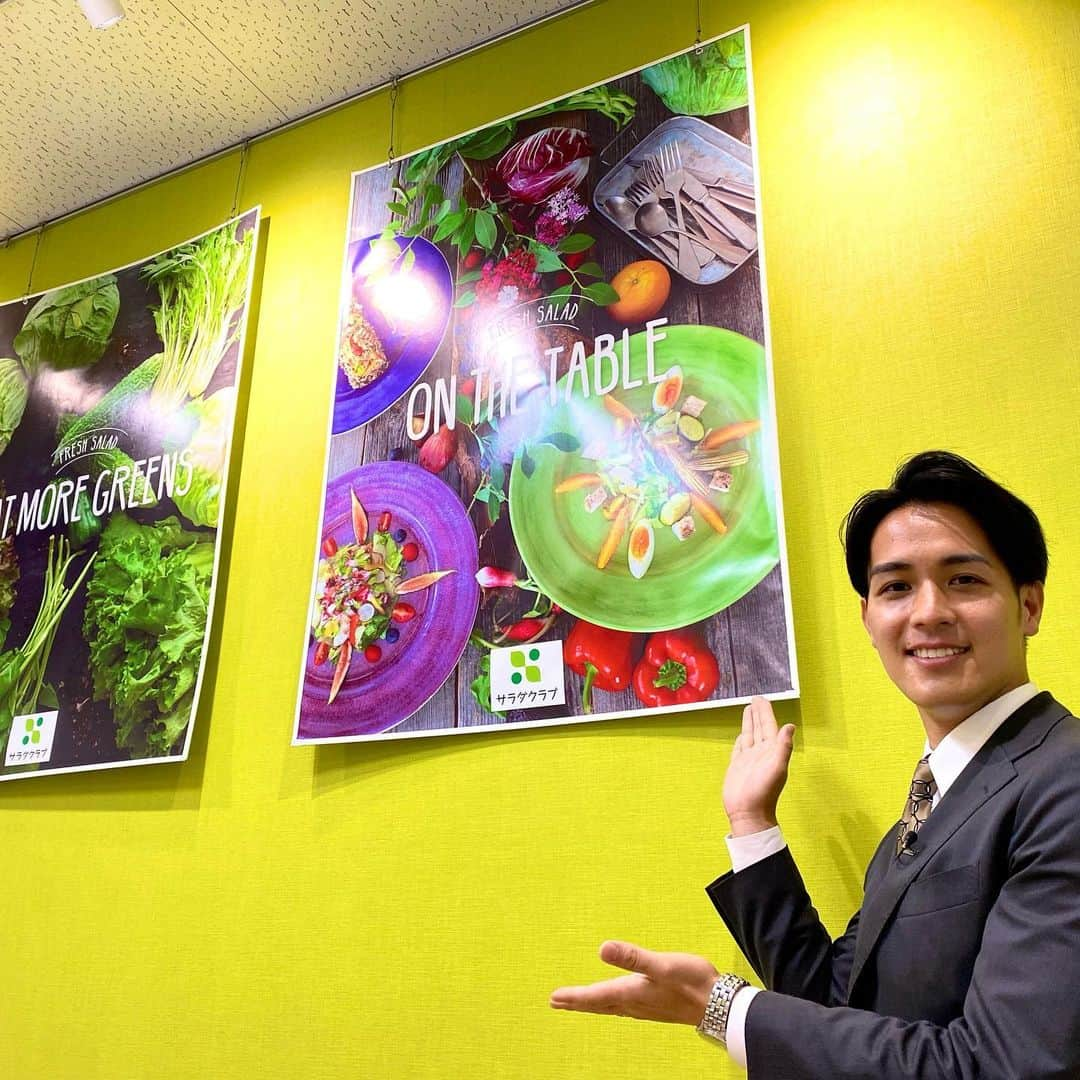 武隈光希のインスタグラム：「. カット野菜人気が上昇⤴︎🥕 . . . カット野菜の市場はここ10年で約2倍の2000億円に膨らんでいるそうです。  工場に見学に行くと、手作業で野菜がカットされていることに驚きました！ 人の目で一枚一枚確認しながらカットされたのち、さらに機械で細かく切って殺菌の工程へ。最後に袋詰めといった流れでした。  安全で栄養価も生野菜とほとんど変わらない野菜が、手軽に食べられるなんて本当にありがたいですね🥬  #カット野菜 #サラダ好き #サラダ生活 #アナウンサー #テレ朝 #テレビ朝日アナウンサー」