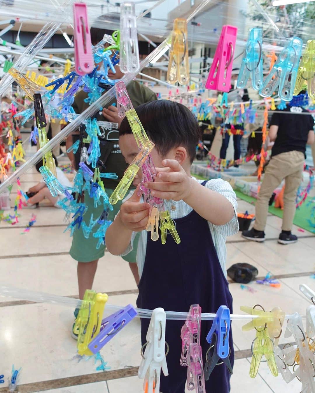 のインスタグラム：「最近毎週末出張の主人🚅 そんな先週末は息子と二子玉川デート👦🏻💓 日曜日は私が仕事なので、土曜日は息子day！ ⁡ 高島屋で子ども向けのイベントがやっていたり、ラグビーのイベントでラムまるくんと写真を撮ってもらったり、恐竜のおもちゃを買ってもらったり、息子が楽しめるデート内容になりました☺️🌈 ⁡ 「今日はいい日だねぇ〜」と喜んでくれて母ちゃんは嬉しいです✨ ⁡ ⁡ そして、ÜME6周年記念フェア、残り2日となりました！ たくさんのご注文ありがとうございます😊🙏🏻 あと少しとなりましたが、ぜひお得にお買い物を楽しんでいただけたら嬉しいです💓 ⁡ 1500円オフのクーポンコードのご入力もお忘れなく🌈 ⁡ ↓ ↓ ↓ ⁡ ◾︎ÜME6周年記念フェア 5/26(金)19:00〜31(水)22:00 ー フェア特典 ー ❶チャーム or 2万円以上のご購入でノベルティ(SV925ゴールドネックレス)プレゼント ❷クーポンコード「6ani15」ご入力で1,500円OFF ★お一人様一回限り ⁡ オンラインショップへは @umejewelry_official のリンクからお越しいただけます。」