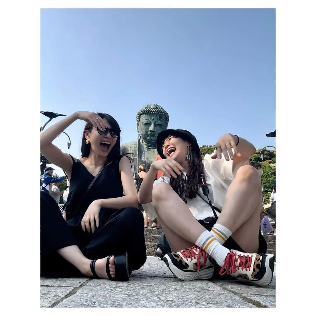 愛聖りさのインスタグラム：「. 普段の私たちの行いが良すぎるため 暑いくらいのいい天気だった🤫☀️  #常に自分たちが主役 #鎌倉観光」