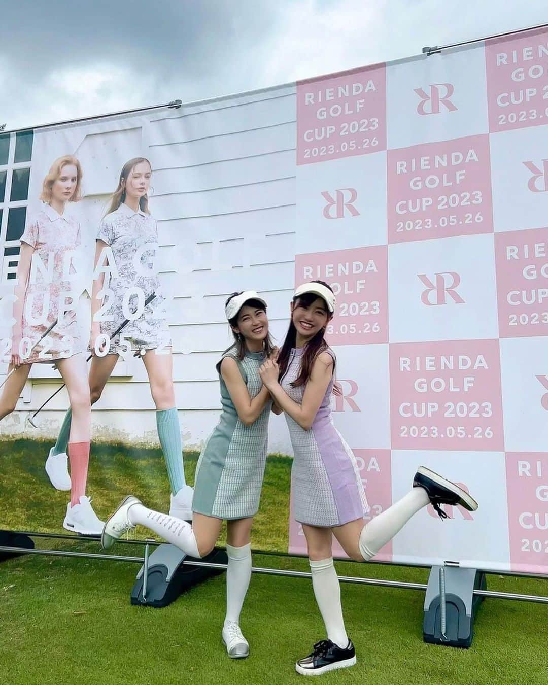 mimiのインスタグラム：「ゆーりたんと色違いウエア💜🩵 @rienda_golf ⛳️ 今時期ピッタリ🫶 くっつきすぎて、手がどうなっちゃってるの2人👭♡  動画はコンペで一生当たらないU4🏌️‍♀️ ①最近これしか出ない ②思わず声太くなる我ら ③オーマイガー  今年のアベレージを昨年より6打も上回ってる私ですが、ゴルフの楽しみ方は右肩上がり⤴︎🥰  大事な展示会も終わったので、ゴルフまたバシバシ行きます🫶  今週もえいえいおー♪  応援鯛🐟　 @yuuri.golf   #ゴルフ女子  #ゴルフウェア  #ゴルフコーデ  #ゴルフウェアレディース  #rienda #riendagolf  #riendagirls  #ゴルフ男子　#ゴルフ初心者  #ゴルフスイング #ゴルフ好きな人と繋がりたい  #ゴルフ好きと繋がりたい  #golf  #golfswing  #golflife #riendagolfcup2023」