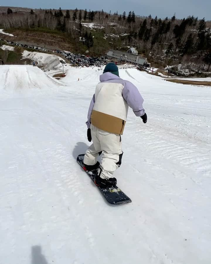 平野流佳のインスタグラム：「たまにはジャンプも🌤  @yonexsnowboards_japan #smooth #ムラサキスポーツ #onitsukatiger #dakine  #smithoptics #dominatorwax #鎧武者 #paptuneup #シダスインソール  @real_conditioning_center  @globalwifi_official」