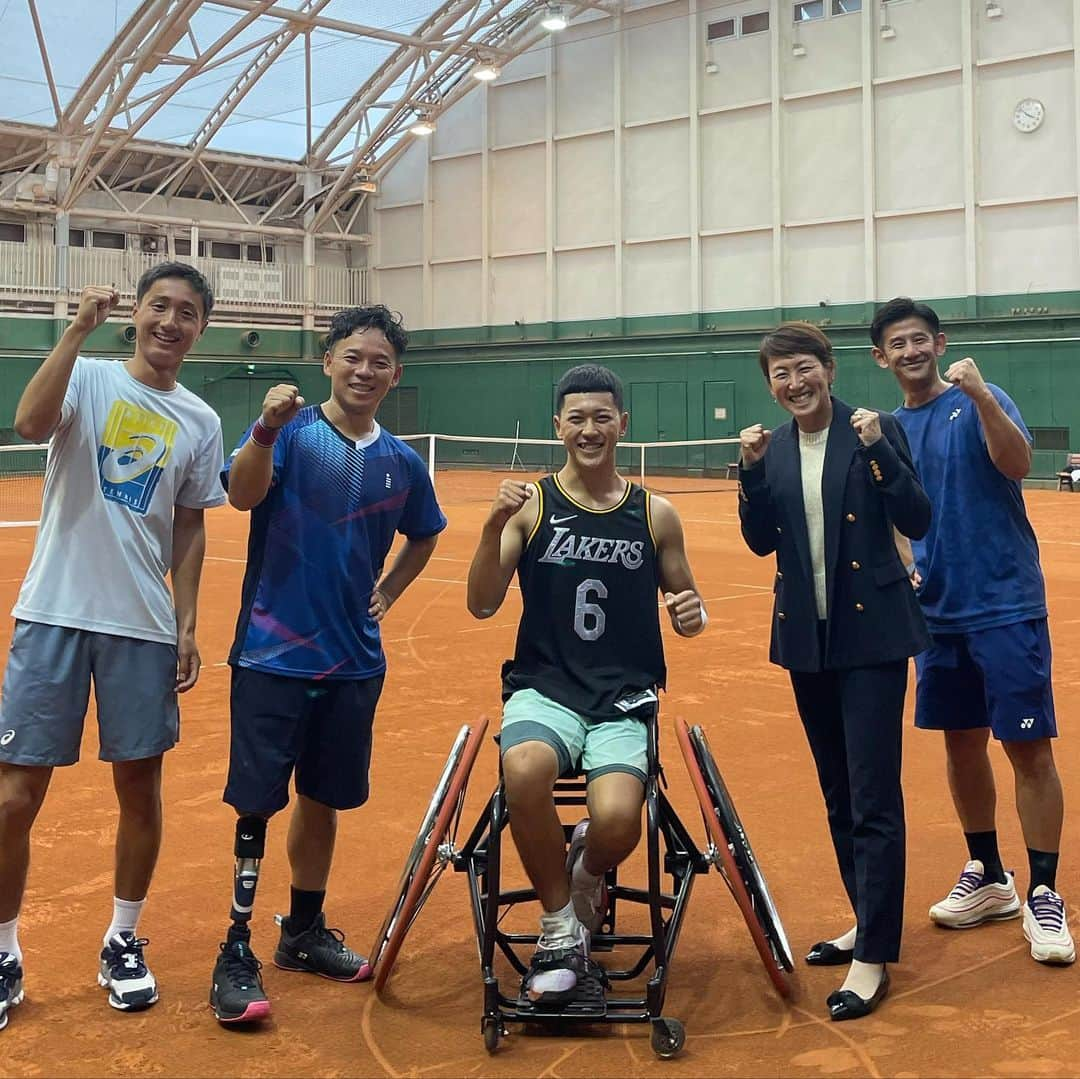 杉山愛のインスタグラム：「NTCに選手とのミーティングで行ったら🎾車椅子テニスの @tokitooda 選手と @sanadakun37 選手が 全仏オープンに向けて練習してました👍  @shintaromochizukiofficial もイギリスの芝シリーズに向けて練習🎾  良い練習を積み重ねて大会でおもいっきりプレーできることを願ってます🙏  2枚目は @pisc_shonan 卒業生✨ @hiroyakumada くんは小田選手のコーチ 染谷くんは選手やスタッフのサポート、BJKでも欠かせない存在です✨」