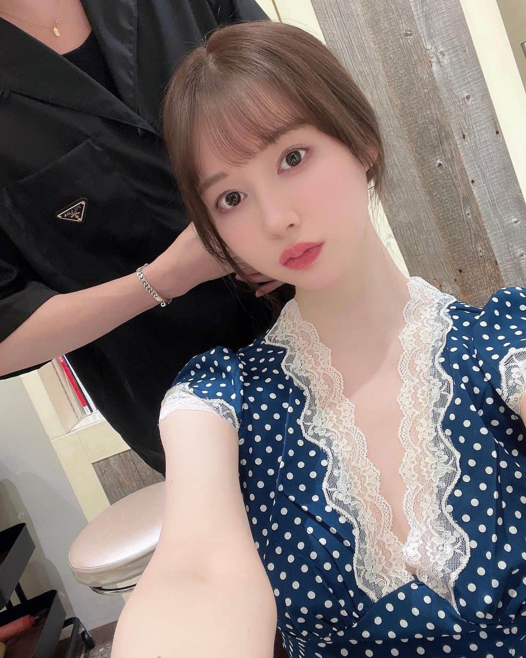 のインスタグラム：「週1のお肌ケアを最近ちゃんとしてるから調子がよいっ✨☺️ お肌の疲れが気になる時にやるようにしてる✨  週1実家に帰るので、Miss Arrivo THE WRAITHを実家において母と兼用で使ってるよ💕🧑🏻👩🏻  角質拭き取り機能でお肌の汚れをしっかりとってから、M/Uモードで引き締めてる☺️  お肌をくるくるすると、目元や口元がピクピクして終わった後は顔がきゅっとスッキリするの👀🫶🏻  M/Uモードでデコルテや首までケアしてるよ✨  お家でエステ級のケアができて最高🌸😚  3つのモードがあって、お肌の汚れを除去するモードを使ってから他のモードでやると更に効果が期待できる気がして好き😍😍😍  #pr #artisticandco #missarrivo #missarrivothewraith #ミスアリーヴォ @artistic.co.official」