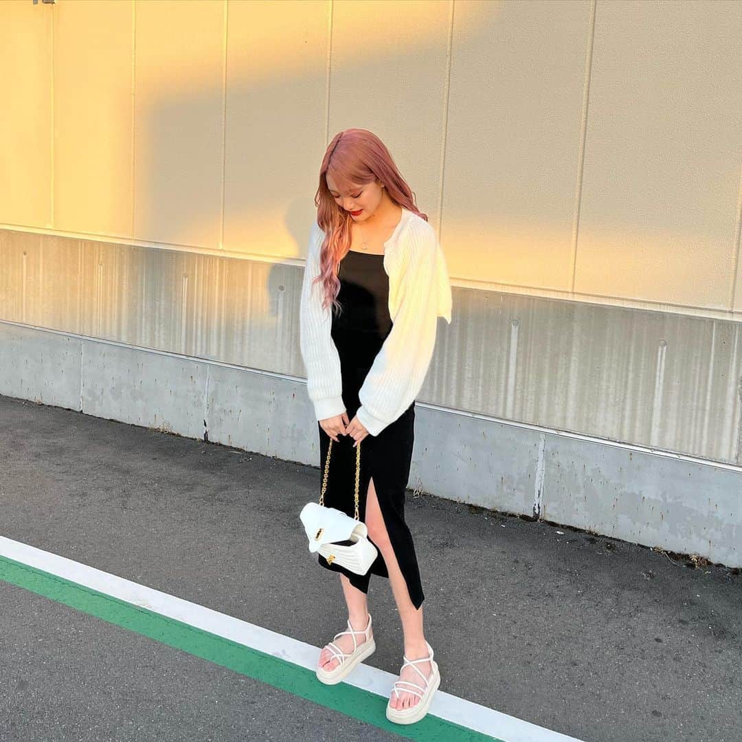 林姫奈妙さんのインスタグラム写真 - (林姫奈妙Instagram)「最近はちょっとガーリーなお洋服もスキ♡ バック空いてるけど（笑）（笑）」5月29日 18時39分 - hayashi_hinata