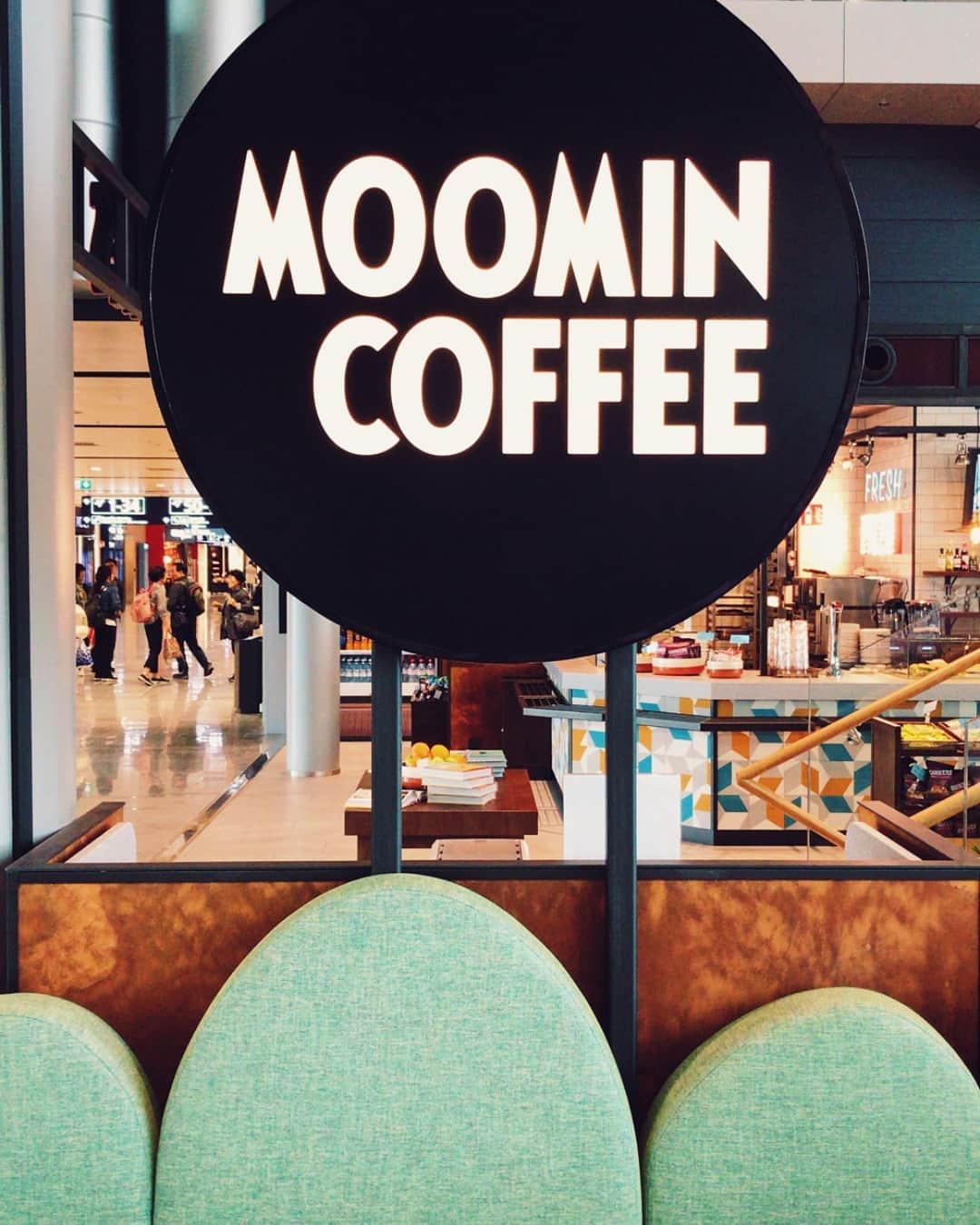 ムーミンさんのインスタグラム写真 - (ムーミンInstagram)「Have you been to the world's first Moomin-branded airport café? 😍 Inspired by Moominvalley, the café's magical surroundings and delicious treats can make an otherwise stressful travel day much lovelier! ✨   📍 Next to gate 40 in the Non-Schengen area, at Helsinki Airport (open 11.00-17.00). 💛 Find out more through the link in bio.  #moomin #moominofficial #moomincafe」5月29日 18時40分 - moominofficial