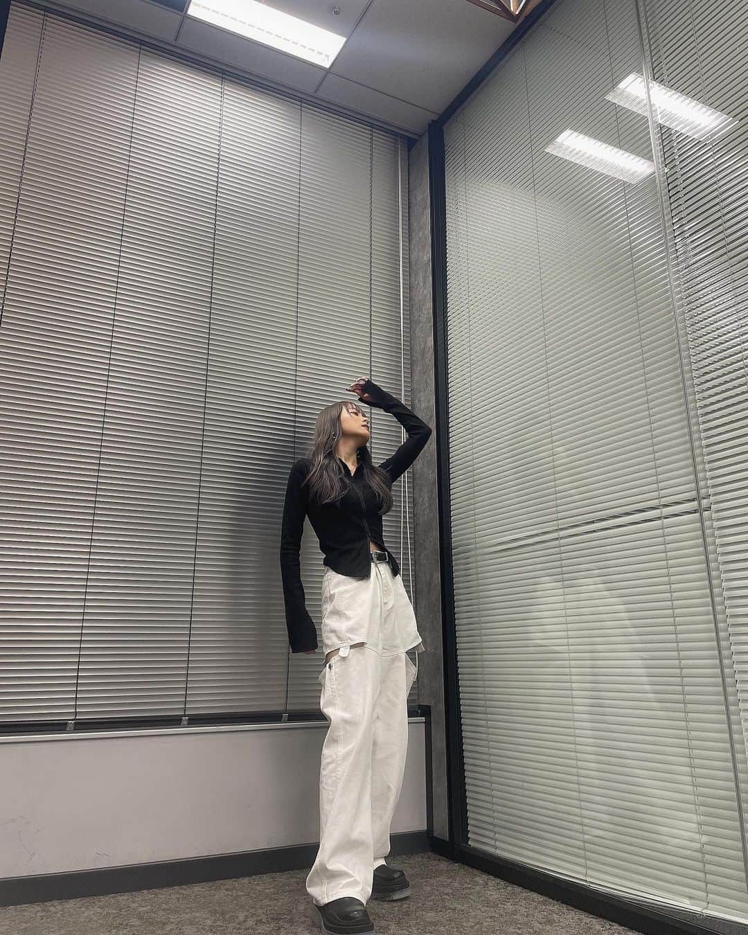 宇井優良梨のインスタグラム：「⁡ 最近あめおおめ 傘持つのあきらめてます☂️ ⁡ ⚫︎Tops｜ @shein_japan  ⚫︎Pants｜@trifle_official  ⚫︎Boots｜@emoda_official  ⁡ #shein #trifle #emoda #uiimode #GENIC #宇井優良梨」