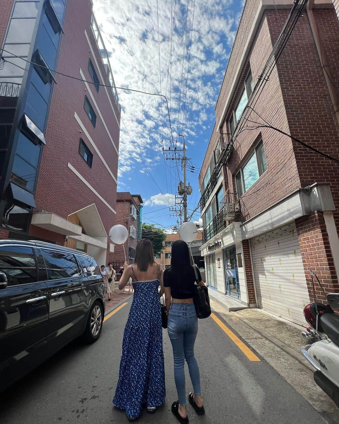 カン・ユンジのインスタグラム：「Balloon girls 🎈  거리를 거니는데 풍선을 주셔서 😅 ストリートを歩いてたら、風船を貰ったの。😀」