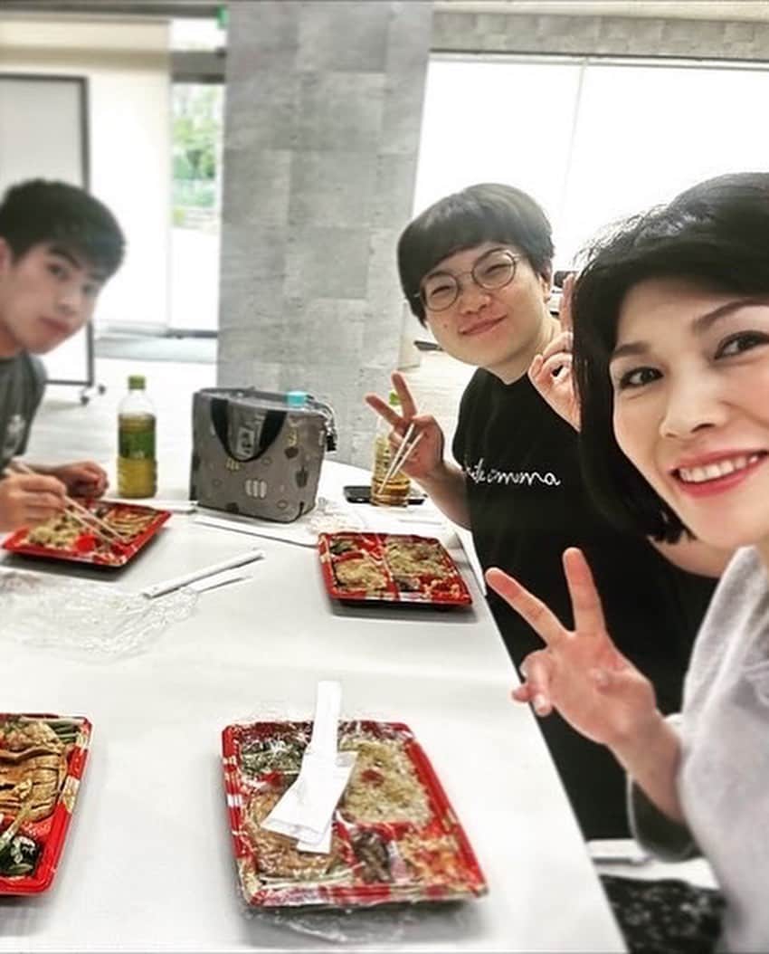 岡本安代さんのインスタグラム写真 - (岡本安代Instagram)「【仕出しやすよ亭、始動！】 ヤスヨちゃんといっしょの腹ごしらえ用にスタッフ弁当こしらえました！ お留守番メンバーにはワンプレートで。  【お品書き】←言い方っ(￣∇￣) #豚肉の味噌焼き #チンゲンサイのナムル #焼きナス  #トマトのスクランブルエッグ #玄米  ただ、いざ本番を迎えてみるとみんな本番ギリギリまで準備に奔走して下さって。。。  結局イベント終了後のミーティングご飯となってしまいましたが、スマイルママカマちゃん、とっても喜んで下さいました！  もちろん村長もタイDももりもり食べてくれましたー！ みんなで食べるお弁当はとっても美味しかったです！ ありがとうございました！  #okkamotto弁当  #お弁当 #ロケ弁 #手作り  #走り続ける岡本家 #アナウンサーから女優へ #５人の子育てママウンサー  #岡本安代」5月29日 18時46分 - okamoto.yasuyo