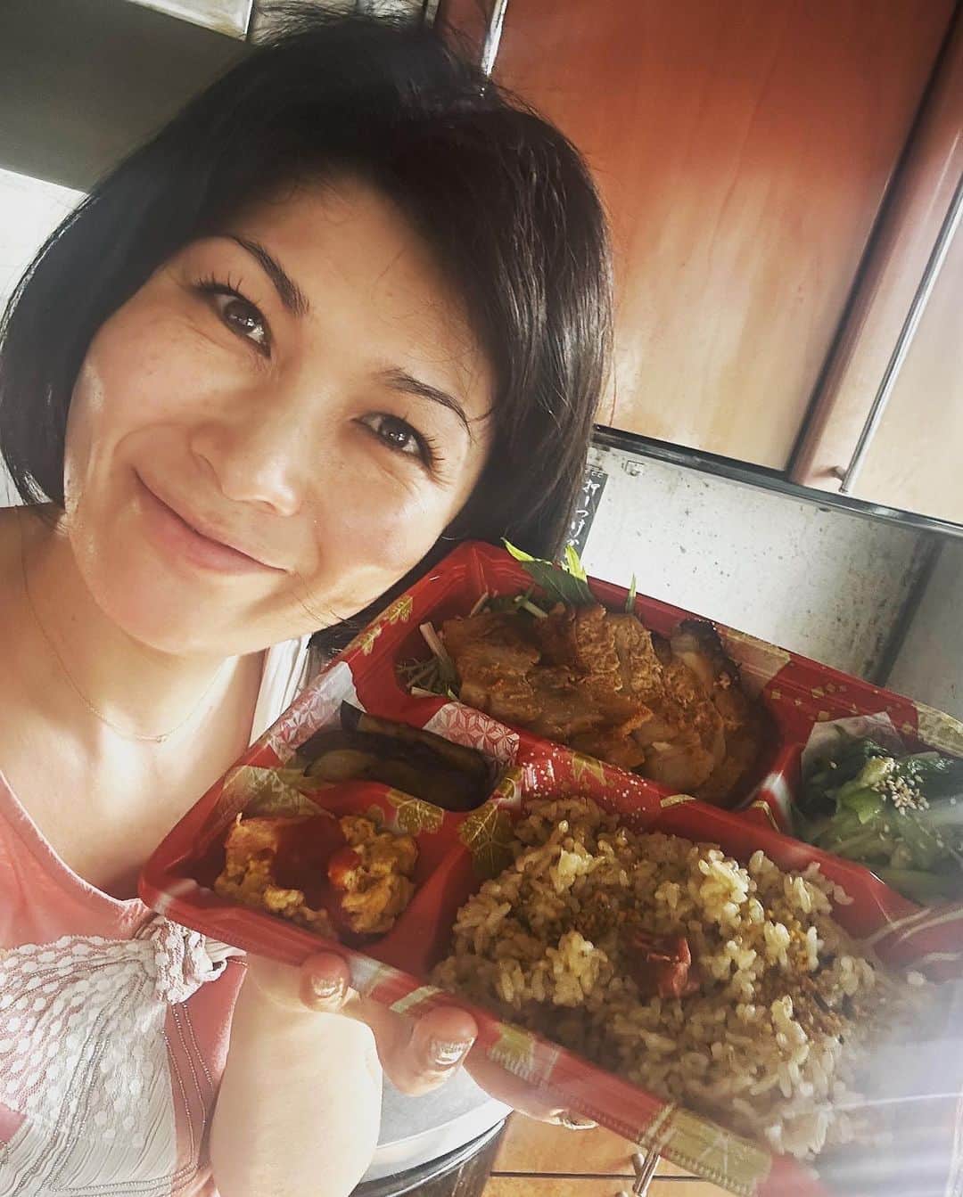 岡本安代さんのインスタグラム写真 - (岡本安代Instagram)「【仕出しやすよ亭、始動！】 ヤスヨちゃんといっしょの腹ごしらえ用にスタッフ弁当こしらえました！ お留守番メンバーにはワンプレートで。  【お品書き】←言い方っ(￣∇￣) #豚肉の味噌焼き #チンゲンサイのナムル #焼きナス  #トマトのスクランブルエッグ #玄米  ただ、いざ本番を迎えてみるとみんな本番ギリギリまで準備に奔走して下さって。。。  結局イベント終了後のミーティングご飯となってしまいましたが、スマイルママカマちゃん、とっても喜んで下さいました！  もちろん村長もタイDももりもり食べてくれましたー！ みんなで食べるお弁当はとっても美味しかったです！ ありがとうございました！  #okkamotto弁当  #お弁当 #ロケ弁 #手作り  #走り続ける岡本家 #アナウンサーから女優へ #５人の子育てママウンサー  #岡本安代」5月29日 18時46分 - okamoto.yasuyo