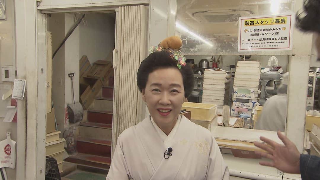 テレビ西日本「ももち浜ストア」さんのインスタグラム写真 - (テレビ西日本「ももち浜ストア」Instagram)「今日のフクオカQは、今年で創業73年を迎える北九州の名店「シロヤ」🥐福岡県民に愛されるベーカリーとして有名ですよね🥖 今回は正装の社長とシロヤのクイズを出題しました！😄  シロヤの看板商品といえばサニーパン！子どもから大人まで大好きな味ですが、実は歴史が古いのは「オムレット」なんです！ 考案したのは現社長のお父様でシロヤ創業者の奥山信次さん。 考案のきっかけとなったのはなんと赤ちゃんの手だったそうです👶🏻 赤ちゃんだった現社長をお父様があやしているときに手で食べ物をにぎにぎする様子から、子どもの手でも握りやすい形とサイズになったそうです✋ ちなみにサニーパンは先代の社長さんの次女誕生記念として作られたそうですよ🎉  シロヤでは常時30種類のパンが作られていて、ケーキもおすすめなんですよ🍰 人気1位サニーパン、2位オムレットに続いて3位はアンパン王！北海道産大納言の自家製あんこを使っていてこちらも老若男女に大人気です✨  実は今年の3月、鞍手町に新しいシロヤの工場ができたんですが、それが冷凍のサニーパン工場なんです！！冷凍することで全国にサニーパンが届けられるようになったんですよ😍 公平さんもサニーパンに練乳注入を体験！1日に使う練乳は1日250キロ！1つ1つ手作業で注入しているんですよ😳 完成したサニーパンは半分を各店舗に、もう半分を急速冷凍で冷凍サニーパンにしているんですよ🥐 現在冷凍サニーパンを買えるのは通販と工場前の自動販売機です🙆‍♀️ 自動販売機は平日にも関わらず常時行列！鞍手町の注目スポットになっています😊  冷凍サニーパンを自宅で食べる際はトースターでリベイクするのがおすすめです😋約30分自然解凍し、アルミホイルで包んでトースターで1〜2分焼くと完成です！お店で買ったようなふかふかサニーパンを食べられますよ🫶  実はサニーパン、過去に練乳ではなくキャラメルを使ったものも販売されていたんです！幻のサニーパンとなっているんですが、キャラメルサニーパンがなんと年内に復活予定なんですよ🥳楽しみです💕  #ももち浜ストア #高橋巨典　#浜崎日香里 #岡澤アキラ #フクオカQ #シロヤ　#シロヤベーカリー #サニーパン #オムレット #冷凍サニーパン #クイズ #福岡パン　#パン部」5月29日 19時10分 - momochihamastore8