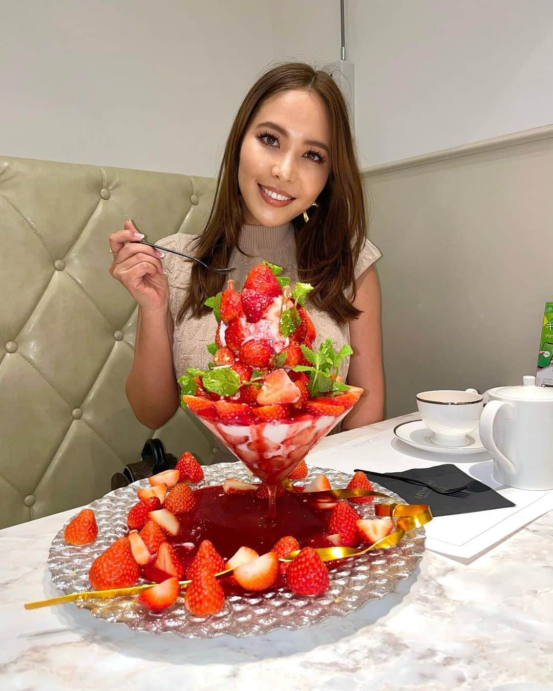 のインスタグラム：「1日5食限定の有機イチゴのヴィーガンビューティタワーパフェ🍓 @prolabo_cafe 🍓🍓🍓  #vegan #ヴィーガン #ヴィーガンパフェ #インフルエンサー #新宿カフェ  #veganfood  #veganlife #ダイエット #ヘルシー  #プラントベース #plantbased #東京グルメ #グルメ  #フィットネス女子 #ワークアウト女子  #トレーニング女子 #フィットネス #パフェ活  #ヘルシースイーツ #新宿グルメ #新宿ランチ #新宿 #パフェ活 #パフェ巡り #パフェ #プロラボ #プロラボカフェ #サステナブル #オーガニック #ビーガン #ギルトフリー」