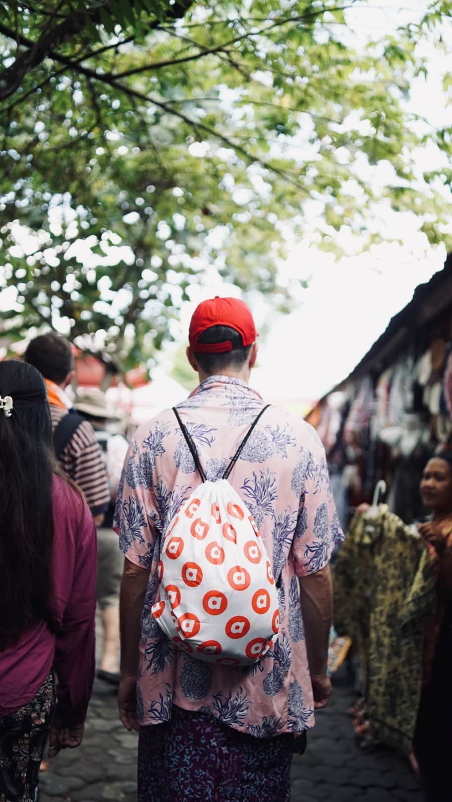 エアアジアのインスタグラム：「Embracing Ubud’s enchantment: from captivating rice terraces to culinary delights and rejuvenation havens 🌾🍽️💆‍♀️  Join the adventure and follow @airasiasuperapp.id for daily inspiration and breathtaking moments! Tap that blue button and let’s explore together ❤  #BackToBALI #AyoKemBALI #ExploreYourWay #viral #trending」