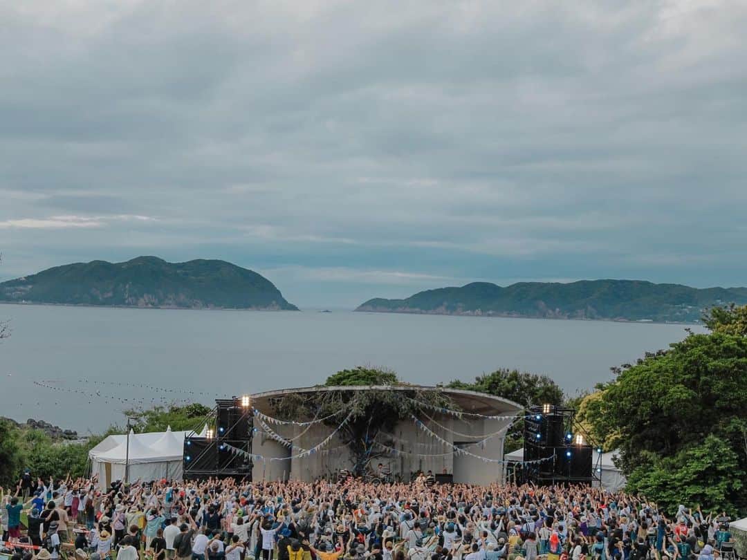 山口隆さんのインスタグラム写真 - (山口隆Instagram)「Karatsu Seaside Camp 2023  めちゃめちゃ最高だったね！ やる前はさ、自然と共に鳴る音楽、みたいに聞いていて、だから、あ、これはとてもじっくりたっぷり音楽を味わうフェスなんだと思って、そういうのも素敵だなぁ、なんて思ってたんだけど、オープニングSEがなった途端にうわぁぁぁっっ‼︎‼︎‼︎っと会場が大熱狂に爆音の歓声が鳴り響いて、おいおい！話と違うよやばいよすげーよ最高だよ大好きだよ！となりました！  すんげー最高だったなぁ！ みんながみんな熱狂してくれて、僕らホントに幸せでした！  また必ず会おうぜ！ ロックンロール！ロックンロール！  #ksc23 Photo by @saru_camera @saru_0305」5月29日 18時50分 - yamaguchi_sbm