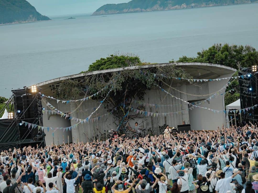 山口隆のインスタグラム：「Karatsu Seaside Camp 2023  めちゃめちゃ最高だったね！ やる前はさ、自然と共に鳴る音楽、みたいに聞いていて、だから、あ、これはとてもじっくりたっぷり音楽を味わうフェスなんだと思って、そういうのも素敵だなぁ、なんて思ってたんだけど、オープニングSEがなった途端にうわぁぁぁっっ‼︎‼︎‼︎っと会場が大熱狂に爆音の歓声が鳴り響いて、おいおい！話と違うよやばいよすげーよ最高だよ大好きだよ！となりました！  すんげー最高だったなぁ！ みんながみんな熱狂してくれて、僕らホントに幸せでした！  また必ず会おうぜ！ ロックンロール！ロックンロール！  #ksc23 Photo by @saru_camera @saru_0305」