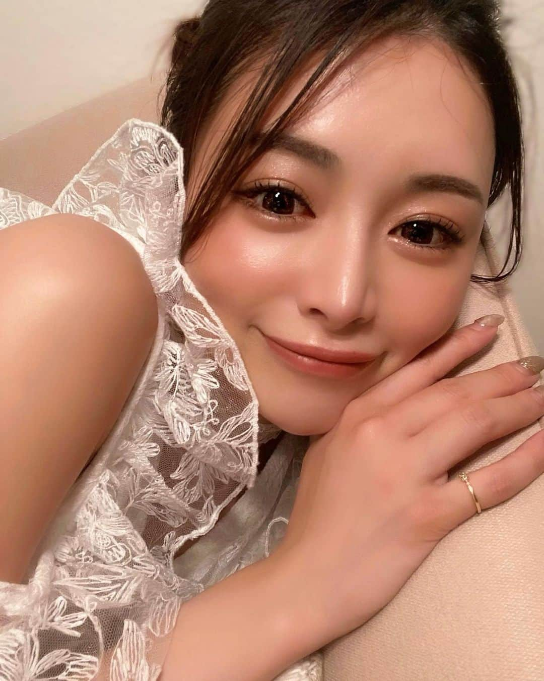 山本彩未のインスタグラム：「. ストーリーズで答えられなかった内容を🐶✨ .  . ❤︎最近ハマっている美容は温活です🫡🍃 酵素ドリンクも飲んでます👼🏻 . . ❤︎ジュエリー、アクセサリーの新作は @luuna_bijou に載せてるのでぜひフォローを🥰 . . ❤︎愛用品はハイライトの楽天ROOMをみてね😘 . . . . #メイク#アイメイク#スキンケア#温活#ジュエリー#luuna#ルウナ#楽天ROOM」