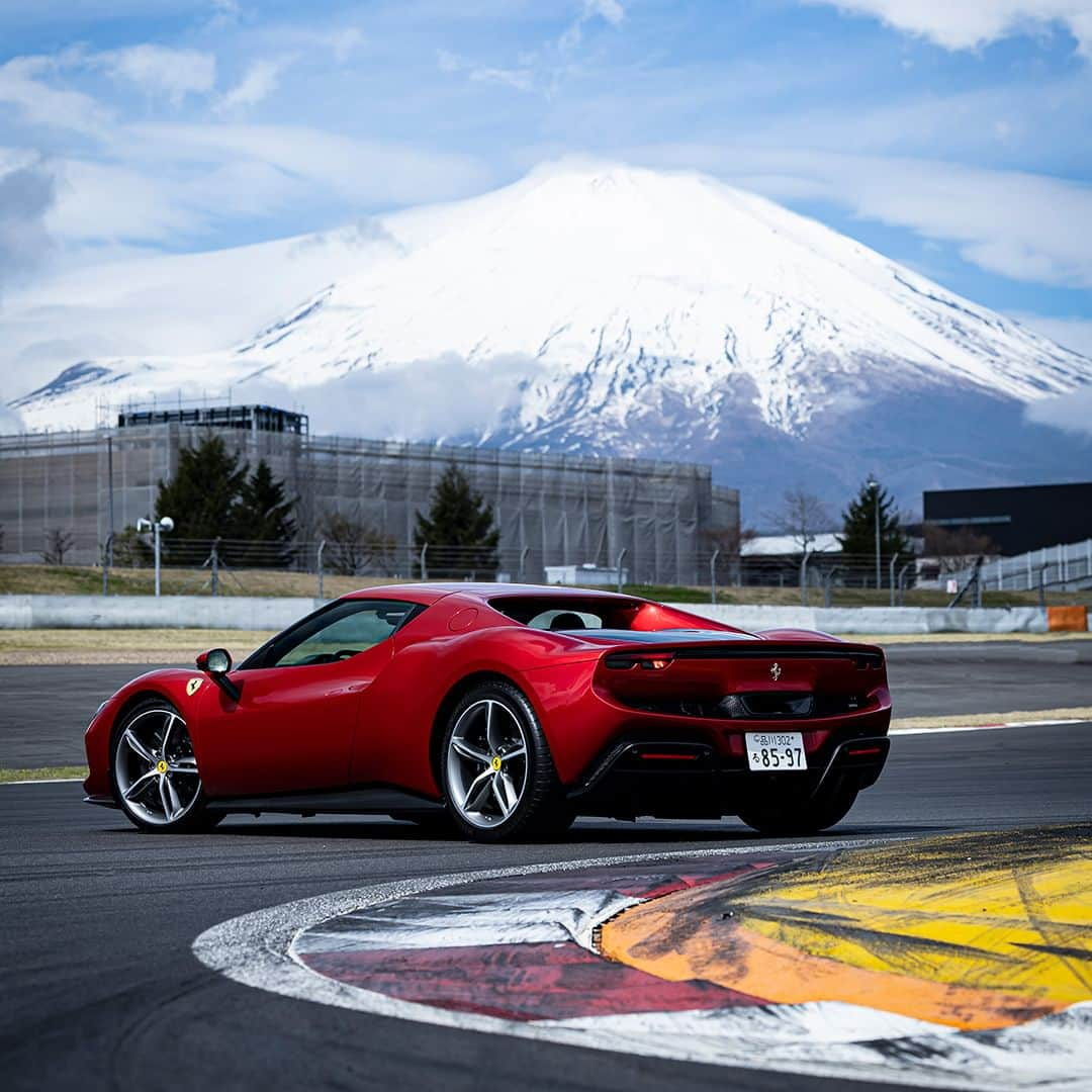 Ferrari Japanさんのインスタグラム写真 - (Ferrari JapanInstagram)「フェラーリ「296」は、フェラーリのミッドリアエンジンの2シーター・スポーツベルリネッタのコンセプトをさらに飛躍。新型の120°V6エンジンと、プラグインハイブリッド（PHEV）モーターとの組み合わせで、合計830 cvという途方もないパワーは、ステアリングを握る楽しさを根本から書き換える。  #Ferrari #フェラーリ #Ferrari296GTS #Ferrari296GTB #FerrariJapan #LuxuryLifestyle #LuxuryCars #CarLifestyle #Ferraristi #ラグジュアリーカー」5月29日 19時00分 - ferrarijpn