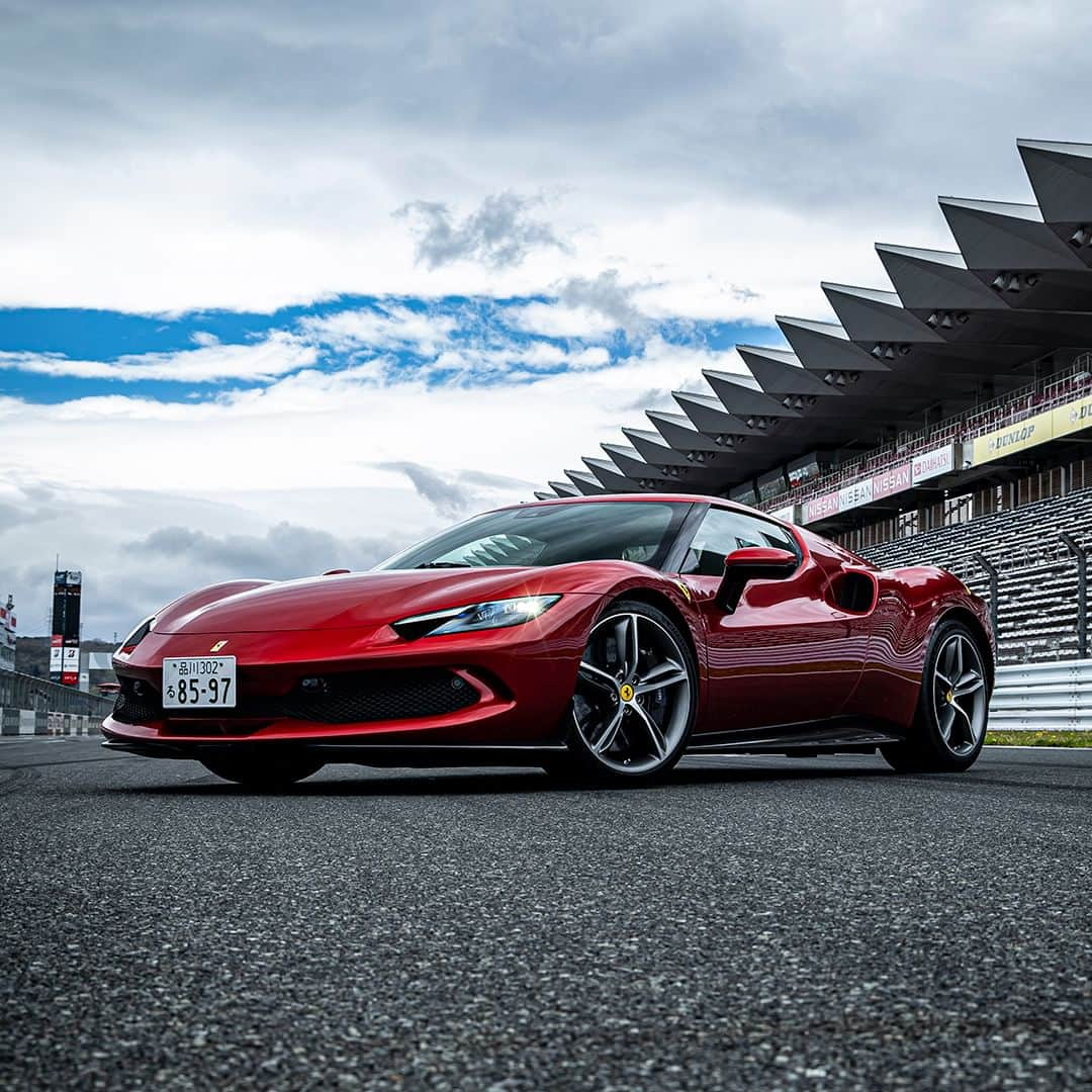 Ferrari Japanさんのインスタグラム写真 - (Ferrari JapanInstagram)「フェラーリ「296」は、フェラーリのミッドリアエンジンの2シーター・スポーツベルリネッタのコンセプトをさらに飛躍。新型の120°V6エンジンと、プラグインハイブリッド（PHEV）モーターとの組み合わせで、合計830 cvという途方もないパワーは、ステアリングを握る楽しさを根本から書き換える。  #Ferrari #フェラーリ #Ferrari296GTS #Ferrari296GTB #FerrariJapan #LuxuryLifestyle #LuxuryCars #CarLifestyle #Ferraristi #ラグジュアリーカー」5月29日 19時00分 - ferrarijpn