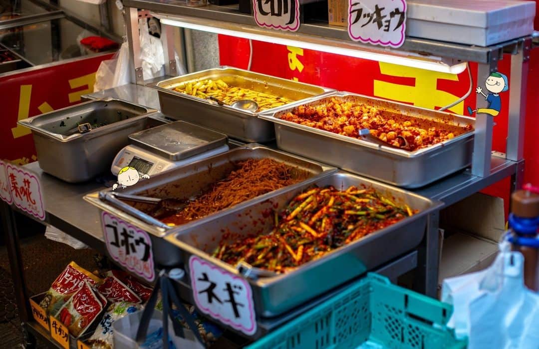 Osaka Bob（大阪観光局公式キャラクター）さんのインスタグラム写真 - (Osaka Bob（大阪観光局公式キャラクター）Instagram)「In Tsuruhashi, one of the best Korean towns in Japan, you can enjoy a wide variety of Korean food and cosmetics 🇰🇷 On weekends, it can get incredibly crowded with an overwhelming number of people 😵‍💫✴️ If you're planning a trip, visit on a weekdays to avoid the crowds!  関西きってのコリアタウンがある鶴橋では、たくさんのコリアンフードやコスメを楽しめるよ🇰🇷週末は目が回るほど多くの人で賑わっているで～😵‍💫✴️旅行に来るなら平日がおすすめ！  —————————————————————  #maido #withOsakaBob #OSAKA #osakatrip #japan #nihon #OsakaJapan #大坂 #오사카 #大阪 #Оsака #Осака #โอซาก้า #大阪観光 #sightseeing #Osakatravel #Osakajepang #traveljepang #osakatravel #osakatrip」5月29日 19時00分 - maido_osaka_bob