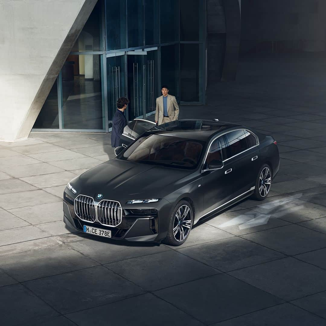 BMW Japanさんのインスタグラム写真 - (BMW JapanInstagram)「完全電動ラグジュアリー・セダン、BMW i7に新たな2つのモデルが登場。 ニュー BMW i7 M70 ニュー BMW  i7 eDrive50  ニュー BMW i7 M70 新次元のラグジュアリーとeモビリティ、そしてMの卓越したパフォーマンスを融合。先日開催されたカンヌ国際映画祭にてニュー BMW i7 M70をショーファーカーとして提供しました。  佇んでいる時でさえ圧倒的な存在感とダイナミックな個性を見る者に印象付けるエクステリア。 停車時に加え走行時にもキドニー・グリルを光で浮かび上がらせる「アイコニック・グロー」がエクステリアの視覚的なハイライトになっています。  ニュー BMW  i7 eDrive50 エクステリアは気高き風格を際立たせながらも、よりモダンに研ぎ澄まされたデザイン。 エクスクルーシブな価値を求めるあなたのためにもたらされた一台です。  至高の歓びをもたらす新たな2つの完全電動ラグジュアリー・セダンで、忘れがたいドライビング・エクスペリエンスを。  詳細は @bmwjapan アカウントトップのURLからチェック。  #FORWARDISM #BMW #駆けぬける歓び  #BMWJapan #THEi7 #BMWi7 #BMWi7M70 #BMW7series #BMWelectric #elestricar #EVcar #電気自動車」5月29日 19時00分 - bmwjapan