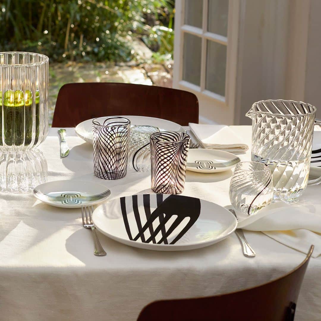 ディプティックのインスタグラム：「A black line stretches… …across the table, from the Cast Shadow plates, past the Ribbons tumblers, to the Spiral glasses. All the way to the rays of the sun.  #diptyque #diptyqueparis #homedecor」