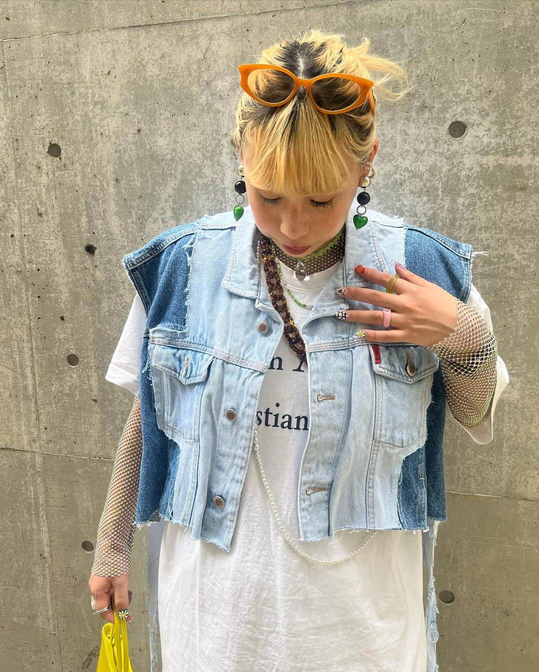 gallerieのインスタグラム：「本日21時〜販売開始🎉 ▷3way DENIM REMAKE JACKT ▷DENIM REMAKE VEST  vintageのデニムを仕入れの段階から 色合わせを考えて1枚のアイテムに  お好きなカラーを 見つけてくださいね🩵🤍  #ギャル#デニムコーディネート#デニム#DENIM#古着#古着コーデ #リメイク古着  #デニムリメイク #着回しコーディネート  #ファッション通販  #リール動画  #カラフルコーデ  #デニムベスト #大人女子コーデ  #vintage#vintagedenim#vintagefashion」