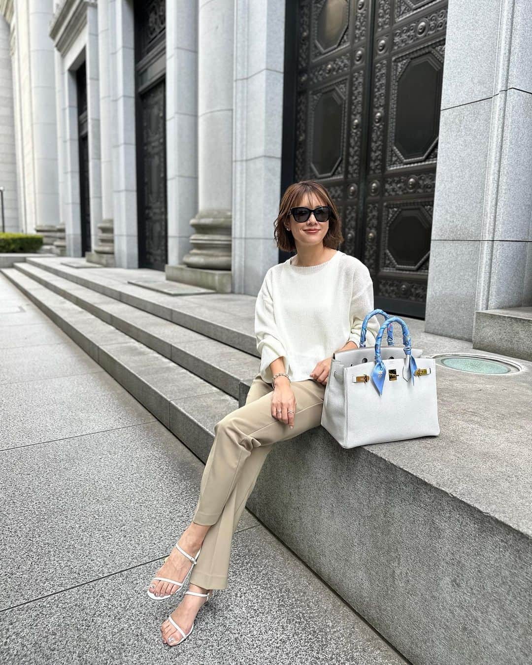 のインスタグラム：「まだ髪が長い時◡̈♥︎ 最近モノトーン続きだったけど、ホワイト×ベージュ も好きな色合わせ🤭 今日は運動会の代休でお友達famとディズニーへ🐭🤍お友達が一緒だと雨のディズニーも楽しさ倍増🥰  Tops @cadune pants @milaowen_official  bag @hermes   #大人カジュアル #きれいめカジュアル #シンプルコーディネート#モード #大人コーディネート#30代ファッション#40代ファッション#アラサー#アラフォー」