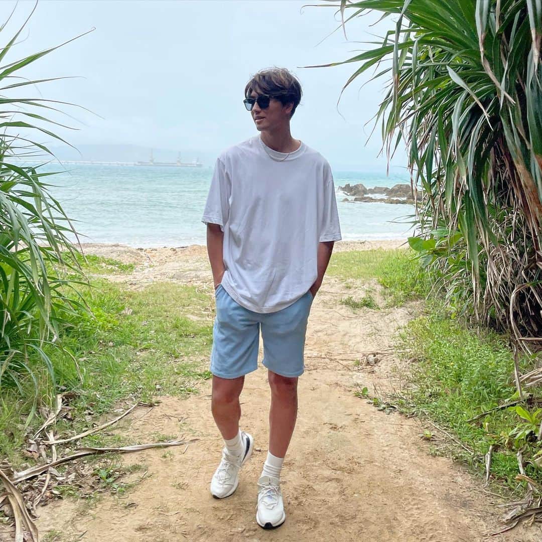 萩原章太のインスタグラム：「Tシャツ＋ショートパンツのときは 靴をはこう🌿 これでビーサンだと中2の虫とり感でちゃうよ🐞 靴はいたけど靴下くるぶしもやめよう！ 高1の体育祭感になるよ🏃🏽‍♂️ ピチピチのTもやめよう！ 日曜のお父さん感でちゃうよ👨🏻 バランスを大切に😉 #コーデ#ファッション」