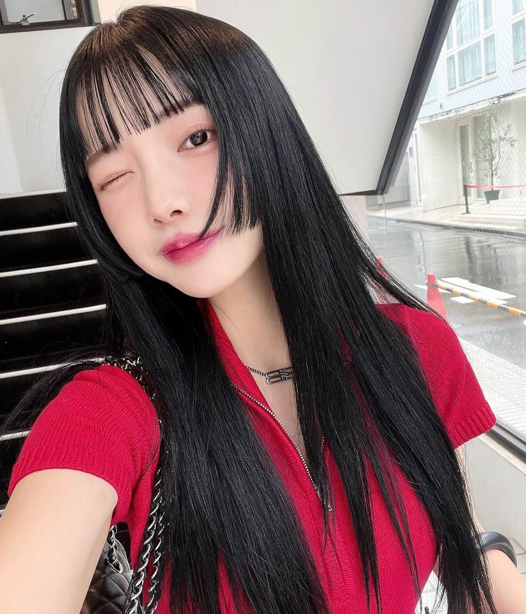 えみ姉のインスタグラム：「ㅤ ㅤ 縮毛矯正かけてカラーして ただの黒髪ストレートに飽きたから 思い切って姫カットしてみた。✂︎ ㅤ ㅤ 大好きなㅤ賭ケグルイの夢子ちゃんに なってみたかった。笑 ㅤ ㅤ ㅤ #姫カット #黒髪ロング #縮毛矯正 #オン眉 #黒髪 #イメチェン #히메컷」