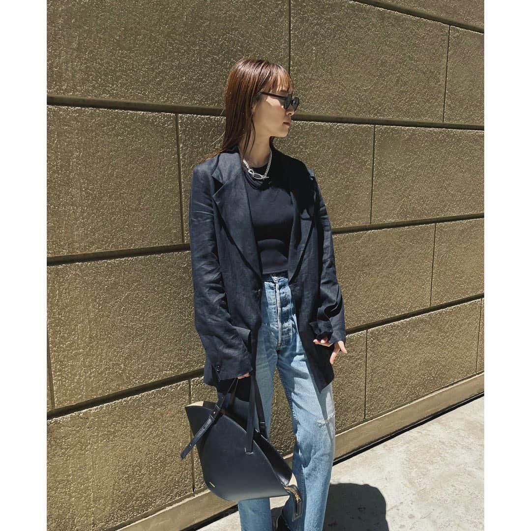 野尻美穂のインスタグラム：「気付けばもう梅雨なの？ 最近ジャケットが多いけど（特に写真もw そんな日のインナーは大体wai+のタンクを着てます👌 もうそろそろしたらoojuのタンクも着出すよ、、🫣✨  まもなく6月！早いね🤨」