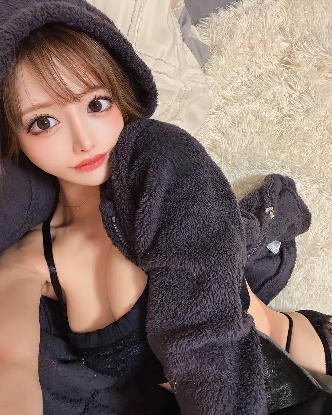 のインスタグラム：「今日も連絡くれよなあ〜❤️  また昨日も女の子デーで 幸せでした❤️ また1人女の子を 泣かせてしまった🥹💖笑笑  そして出会って良かった人たち お値段以上の接客ができたと思ってる 昨日に関してはほんとに幸せな日だった 出会うべくして出会った人たちだった  ありがとう。🥲❤️  私という存在にわざわざ 会いにきてくれることが それだけが嬉しいのに  泣いてくれるなんて幸せものだ ありがとう、私頑張れるよ🥲❤️」