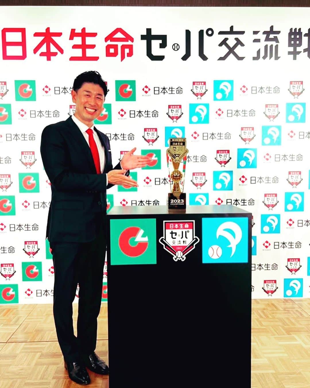 のインスタグラム：「本日  日本生命セ・パ交流戦・開幕記者会見 司会でした🎤  トークショーには G丸選手 T中野選手 L愛斗選手 M小島投手 にご登場いただきました⚾️  ゲストは昨年に引き続き 本番2時間前に会場入りで気合い十分の 里崎智也さん！（笑） ズバッと切り込んでトークを盛り上げていただきました😁  各選手から色々とコメントをいただきましたので、是非記事などご覧ください！  会見の映像はこちらから⇩  https://www.youtube.com/live/YR3VcD0KDtA?feature=share  賑やかお届けしたステージ😁  選手のコメントをチェックしておくと、交流戦をより楽しくご覧いただけると思います！  交流戦はいよいよ明日からスタート！ 6月18日まで全108試合が開催されます！  #セパ交流戦 #交流戦 #プロ野球 #セ・パ交流戦 #記者会見 #司会 #mc #髙橋大輔 #高橋大輔」