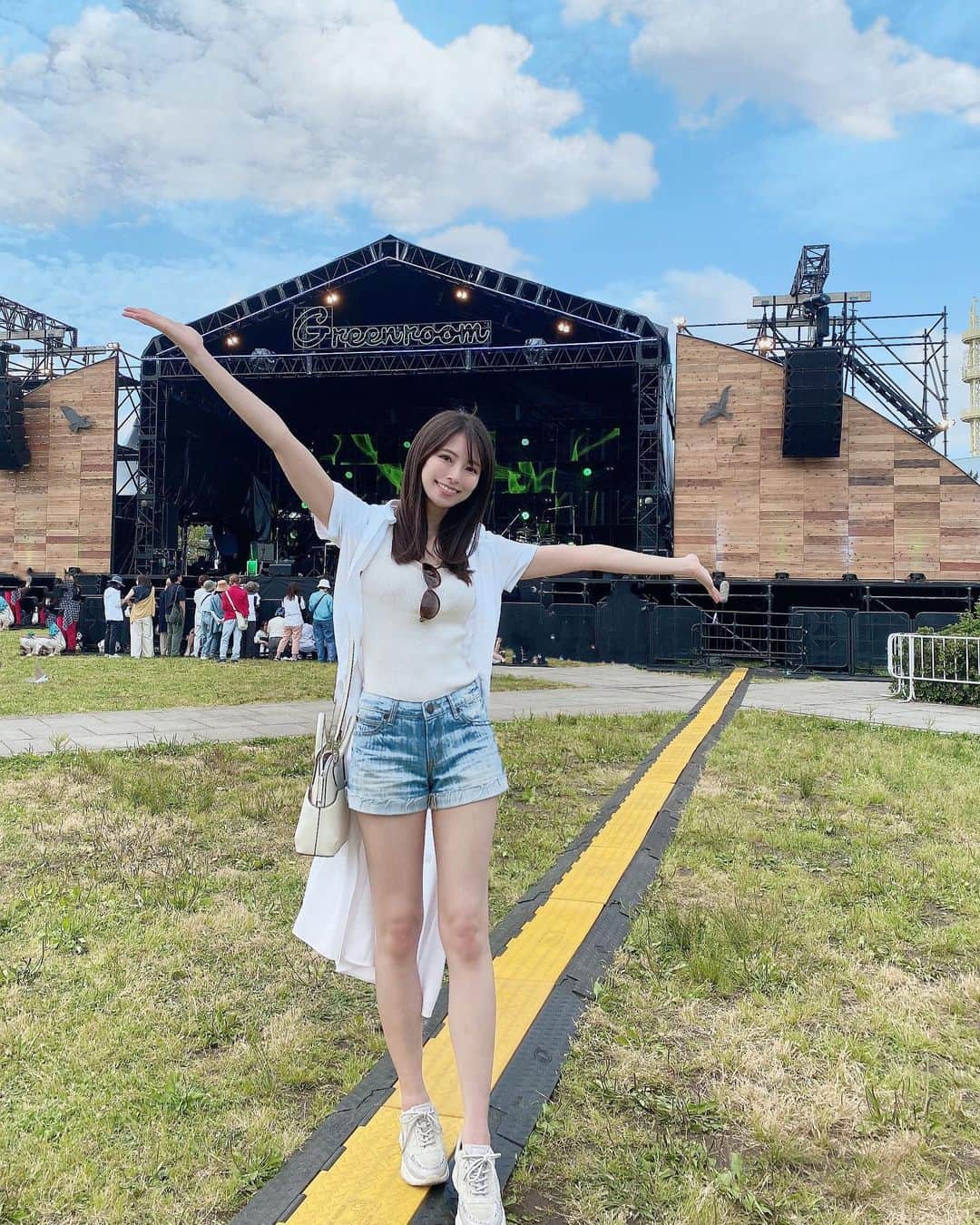 橘沙奈のインスタグラム：「* GREEN ROOM FESTIVAL'23💚 今年初のフェス( ･ᴗ･ )☀️  横浜の赤レンガ倉庫であったから 街中でのフェスって珍しくていいよね🙌  特にORANGERANGEとスカパラ最高だった🍊🎷✨ 盛り上がり過ぎて今日腕が筋肉痛なってる、、笑  * * * * * * * * * * * * * * * * * * * * * * * * * * * #greenroom #greenroomfestival #フェス #フェスコーデ #夏フェス」